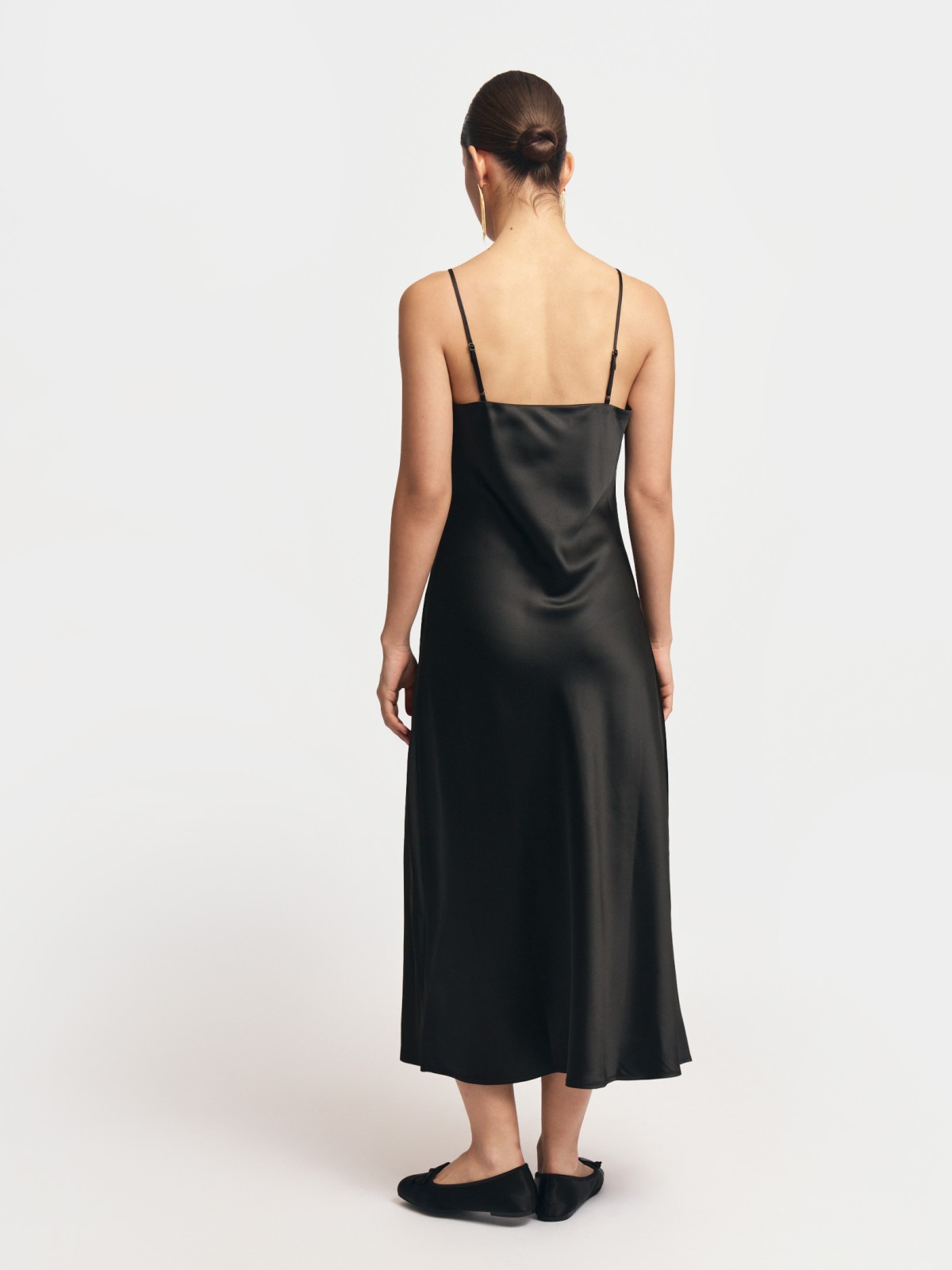 Атласное платье-комбинация миди на бретельках