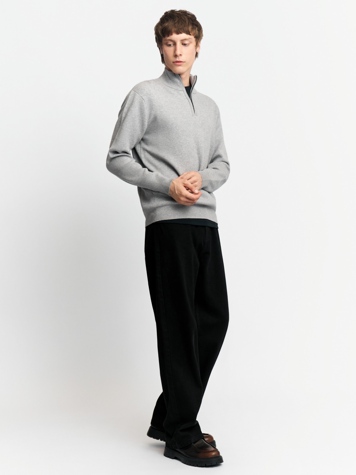 Тонкий трикотажный свитер с горлом на молнии