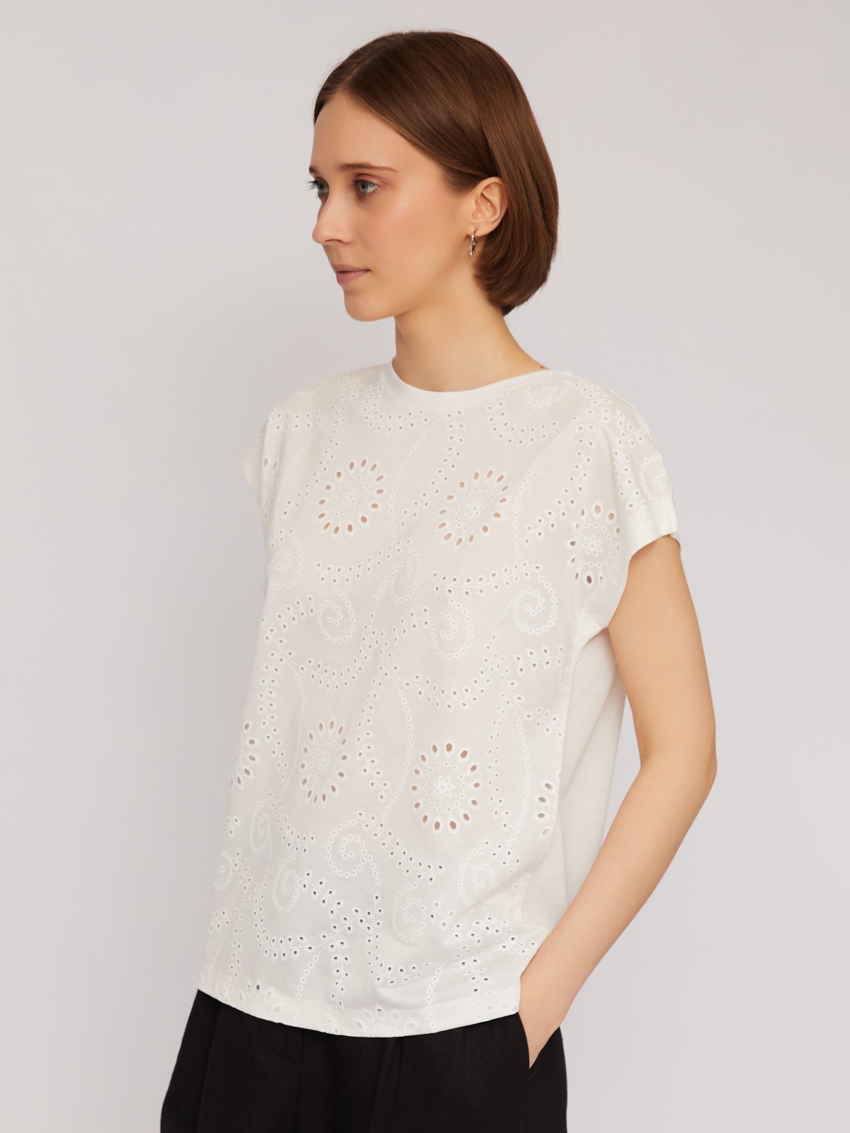 Футболка с вышивкой ришелье