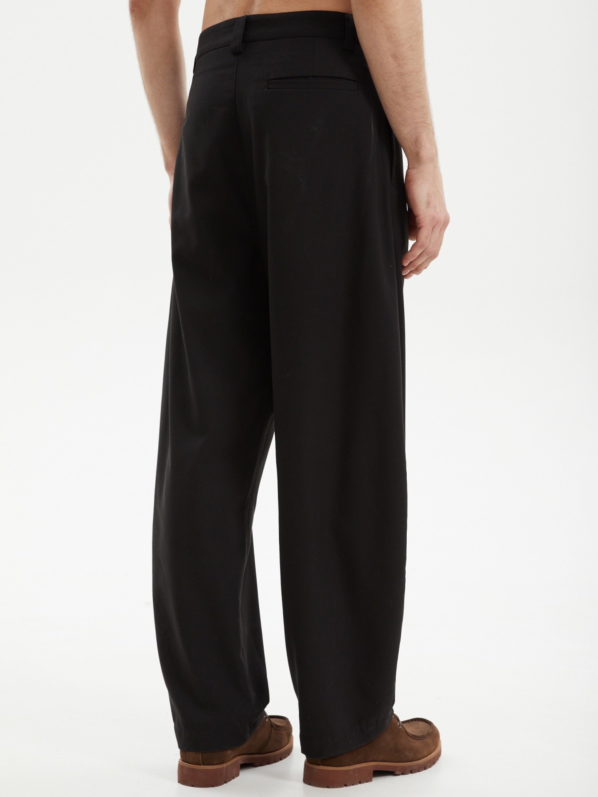 Брюки свободного фасона с защипами