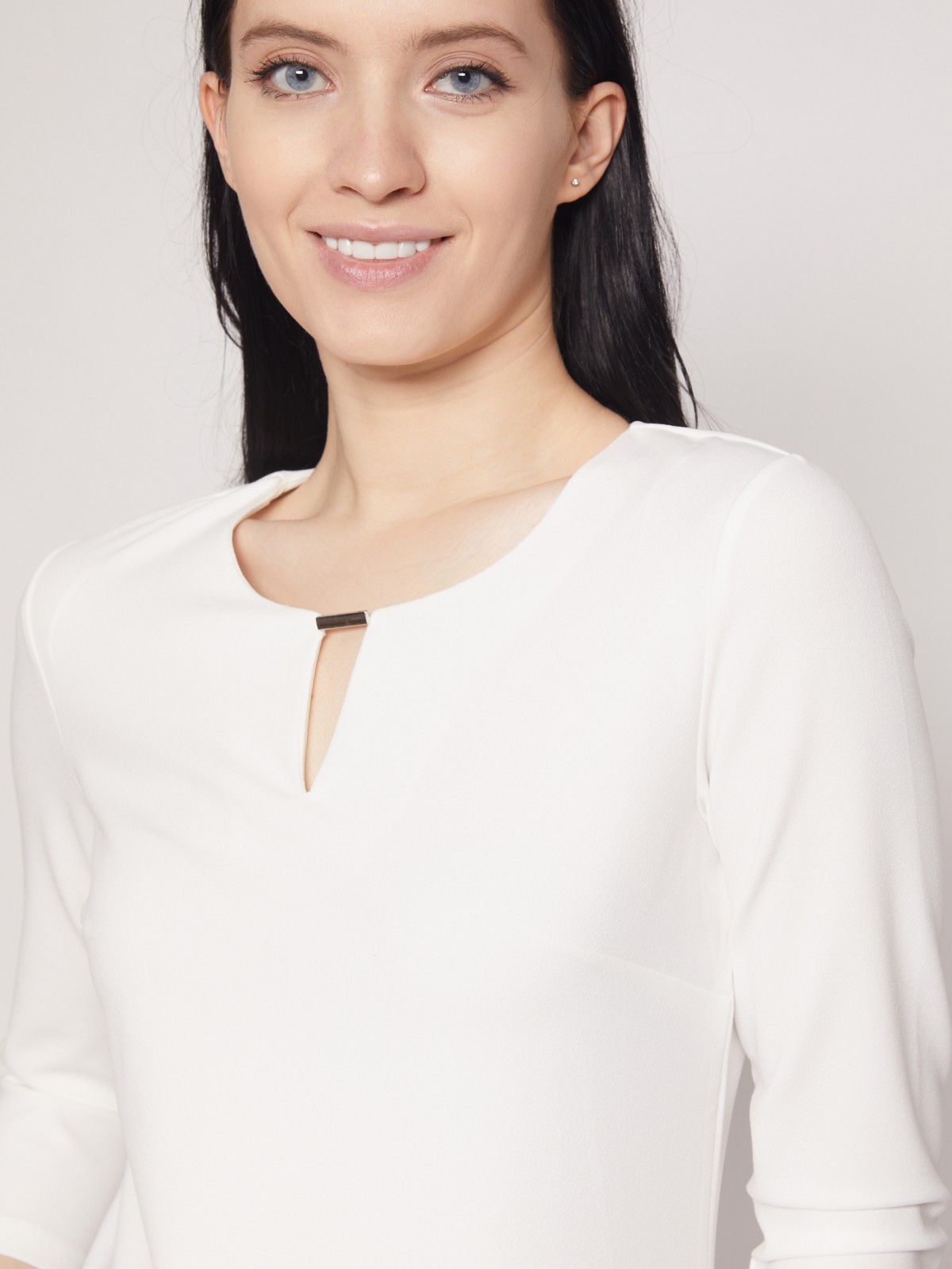 Блузка с фигурным вырезом