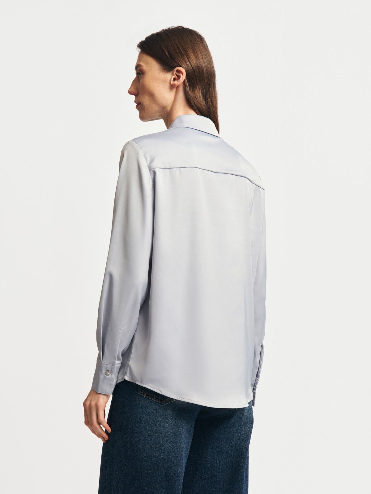 Атласная прямая рубашка с длинным рукавом