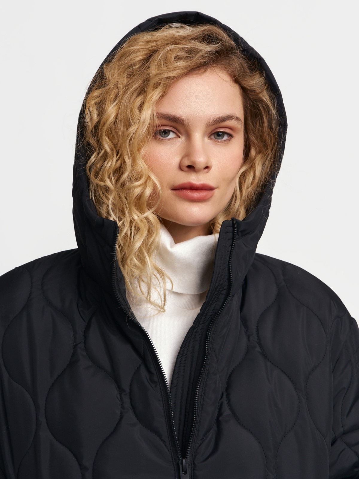 Стёганая куртка с капюшоном на синтепоне