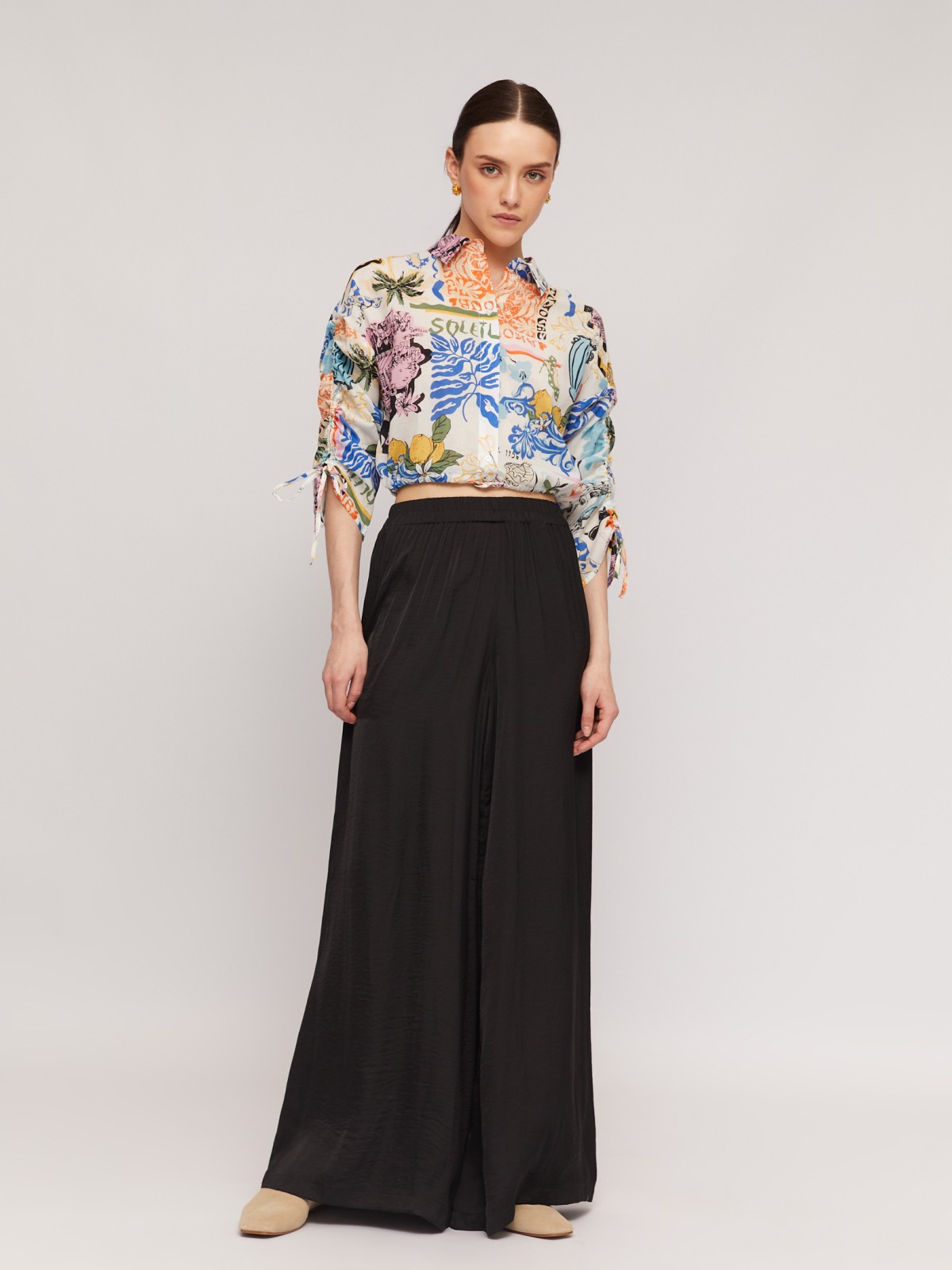 Широкие брюки из атласной ткани на резинке