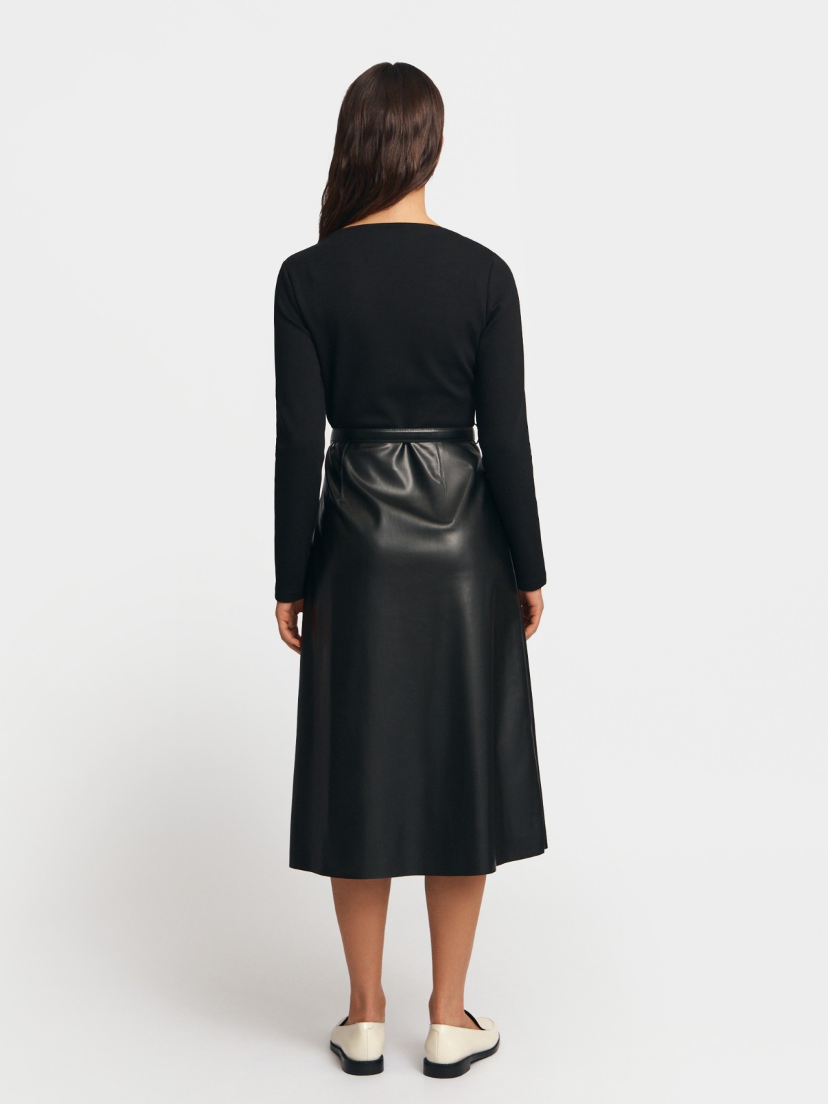 Комбинированное платье миди с запахом и поясом