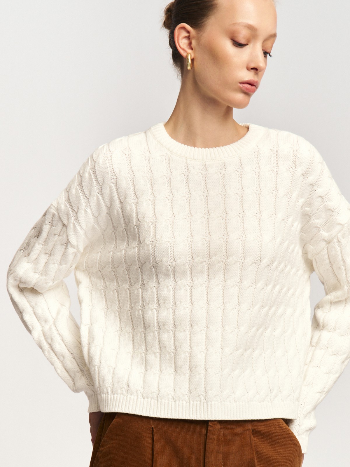 Вязаный джемпер с узором косы