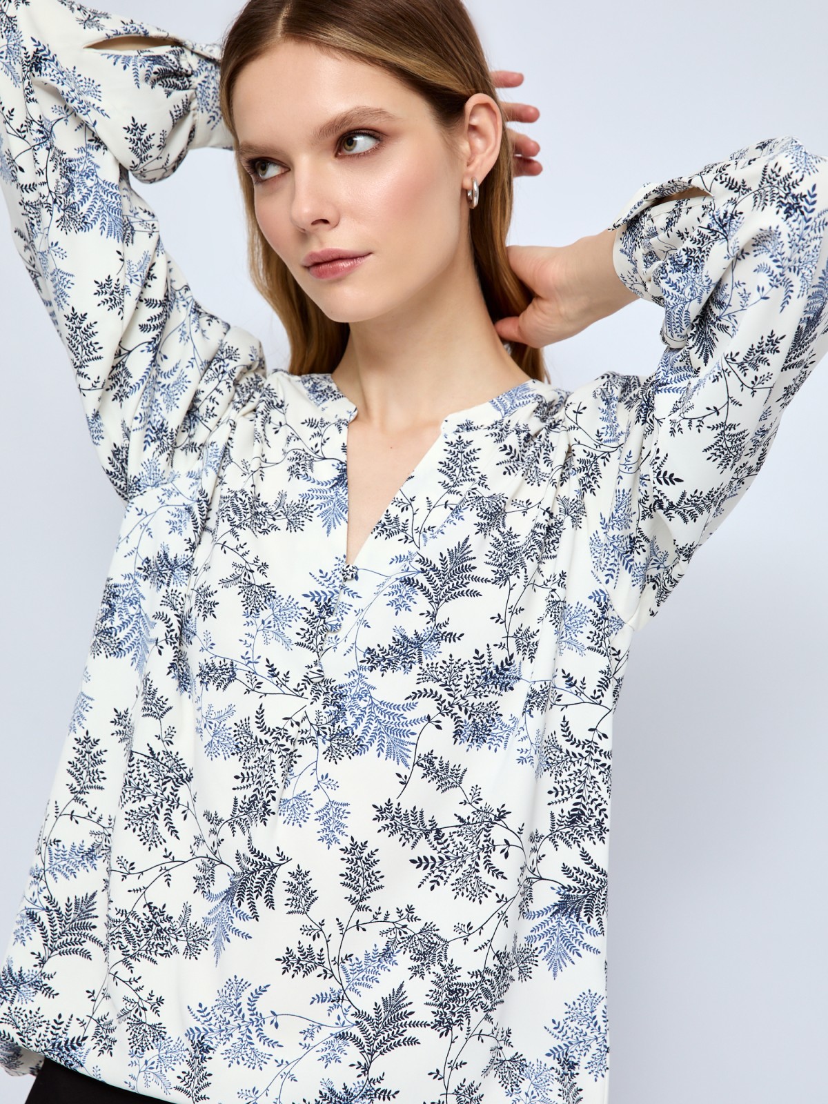 Блузка с V-образным вырезом на груди и принтом