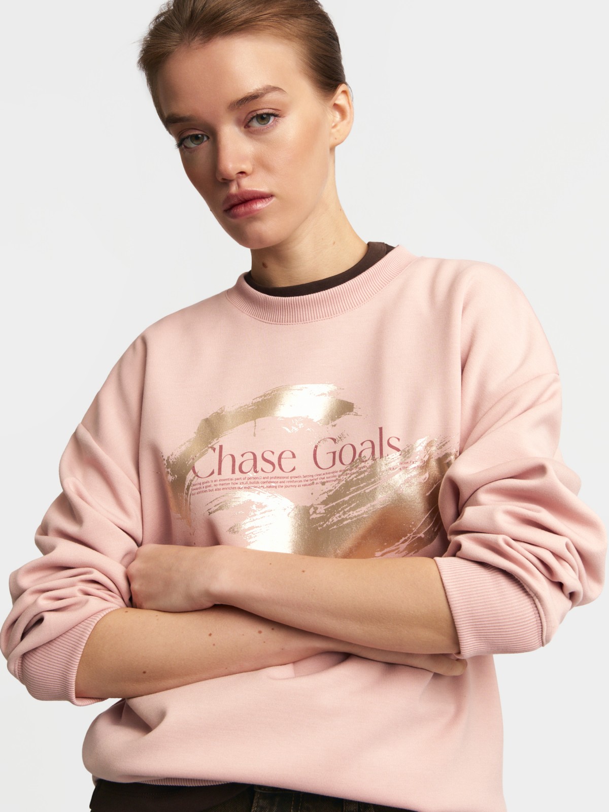 Свитшот с акцентным принтом на груди