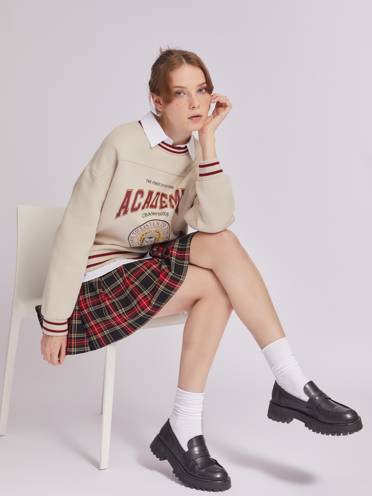 Утеплённый свитшот с принтом-надписью в университетском стиле