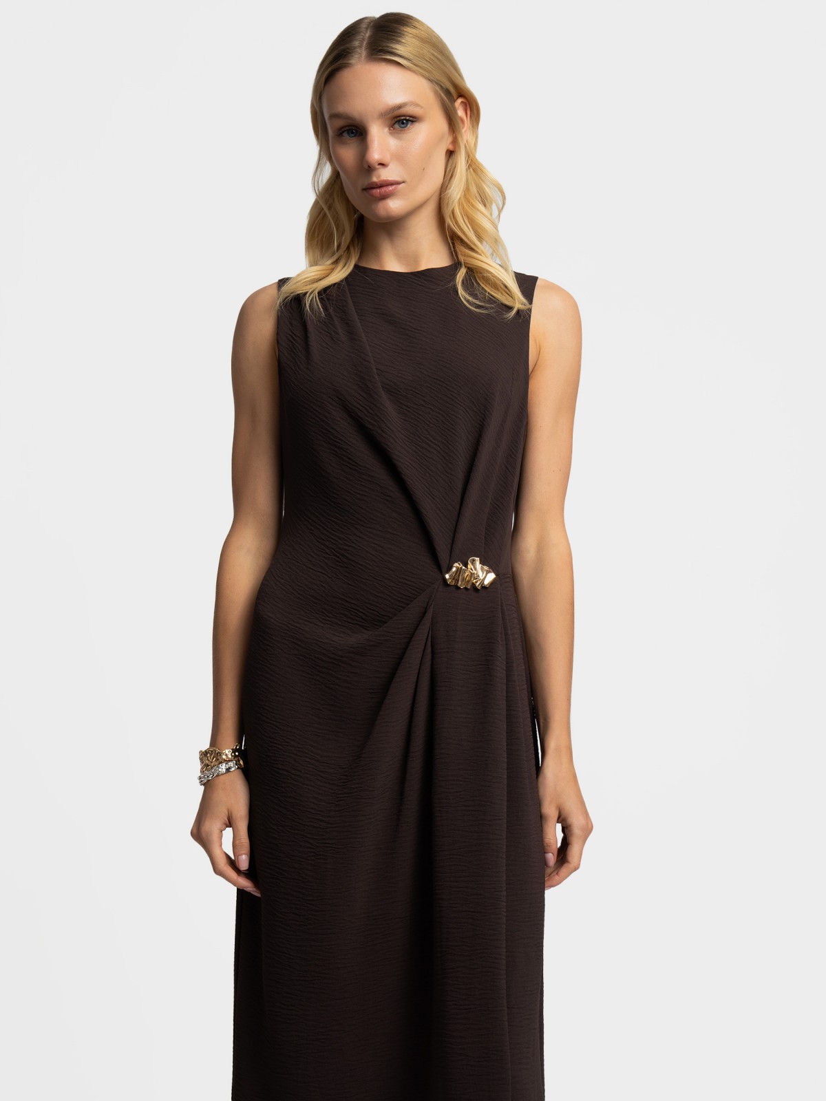 Платье миди с драпировкой без рукавов
