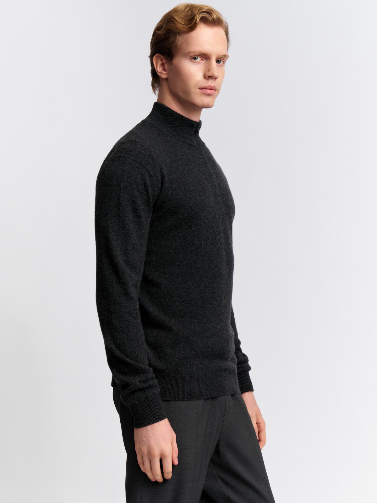 Тонкий шерстяной свитер с горлом на молнии