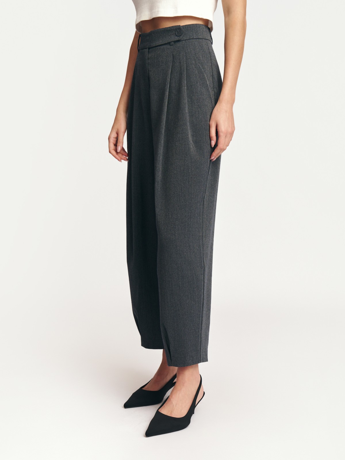 Офисные брюки фасона Carrot с защипами