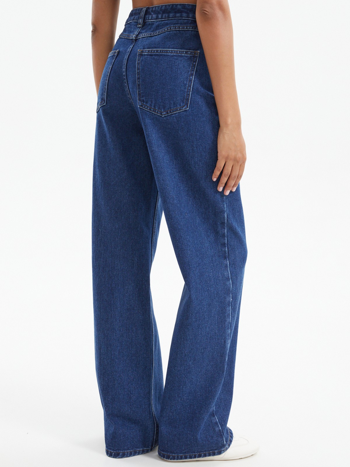 Джинсы силуэта Wide