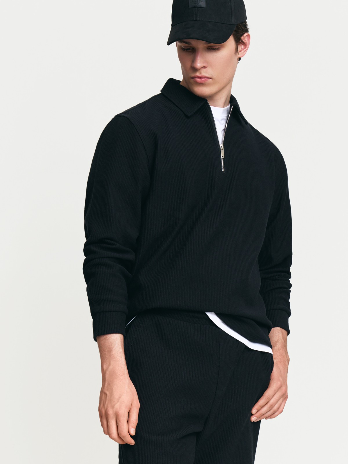 Однотонный свитшот с воротником