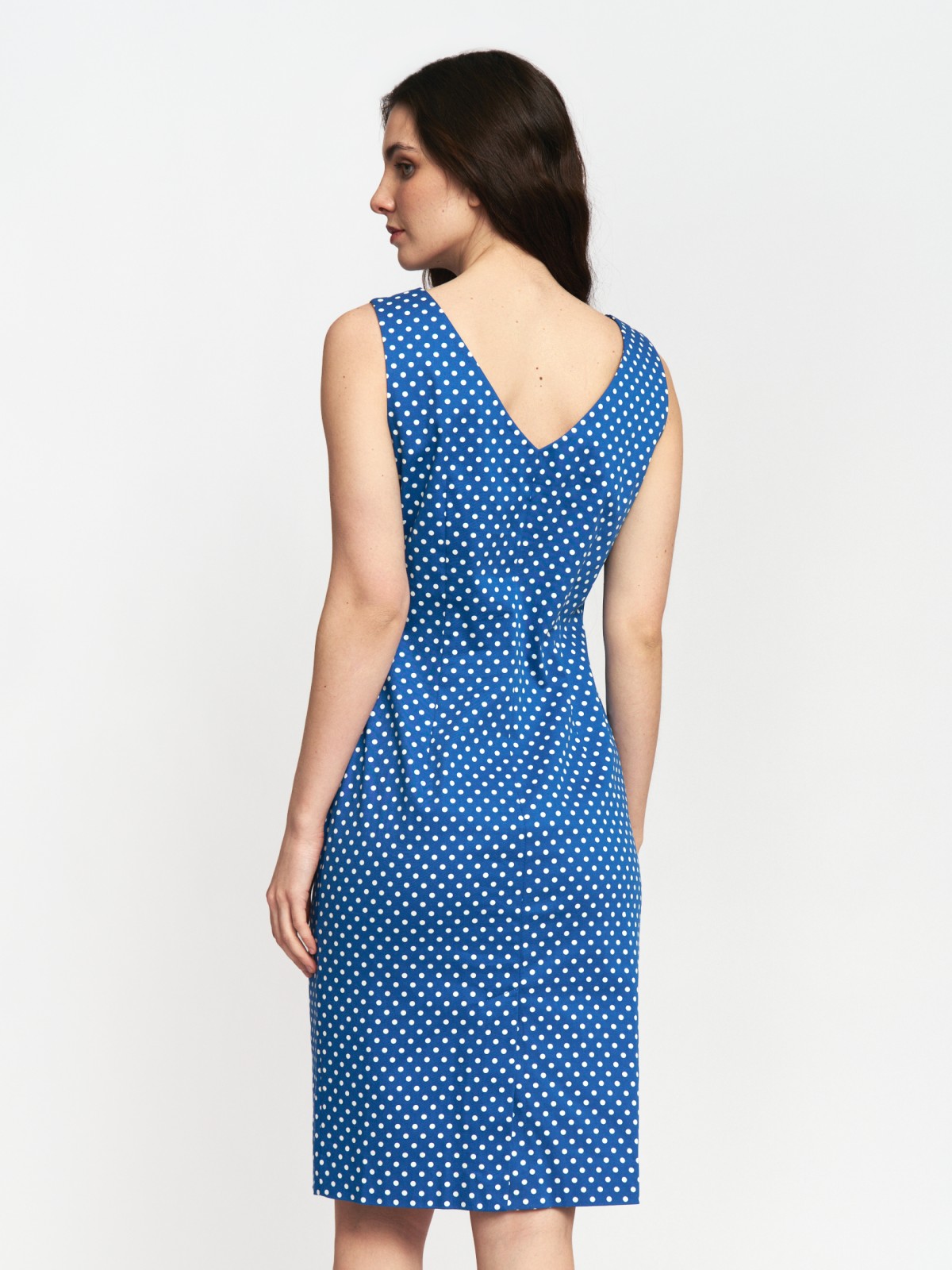 Платье-футляр из хлопка в горошек без рукавов