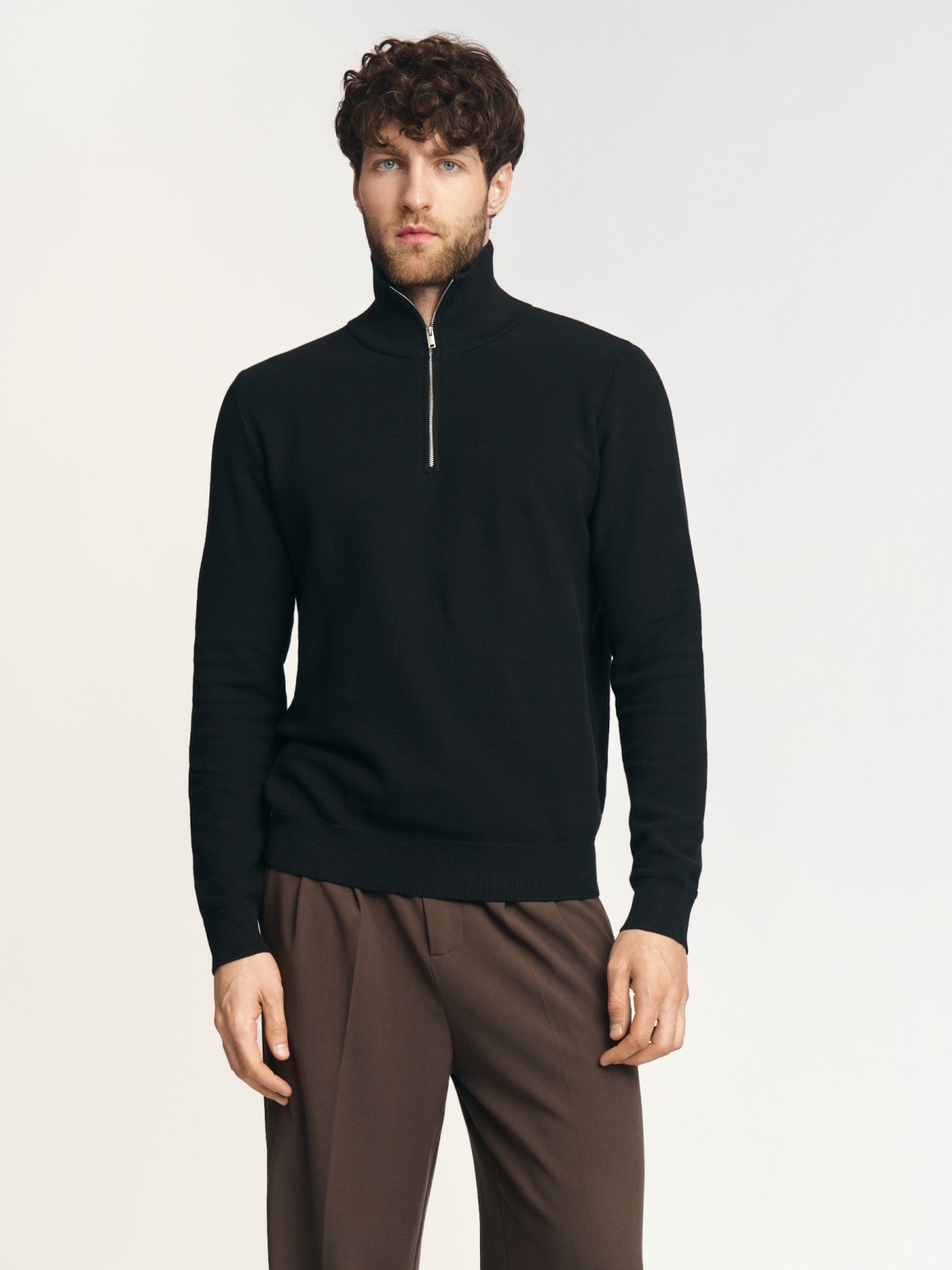 Тонкий трикотажный свитер с горлом на молнии