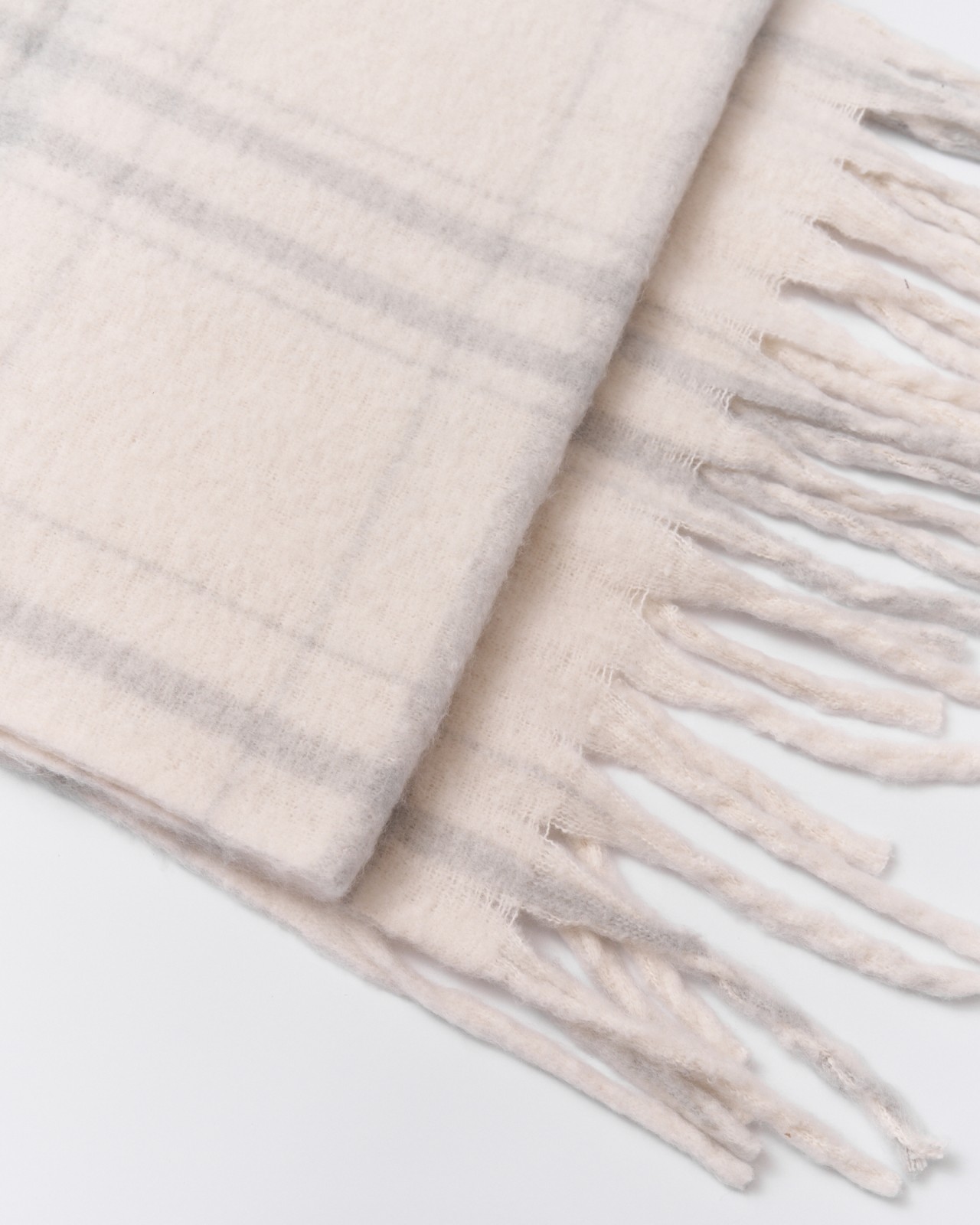 Тёплый шарф в клетку с длинной бахромой