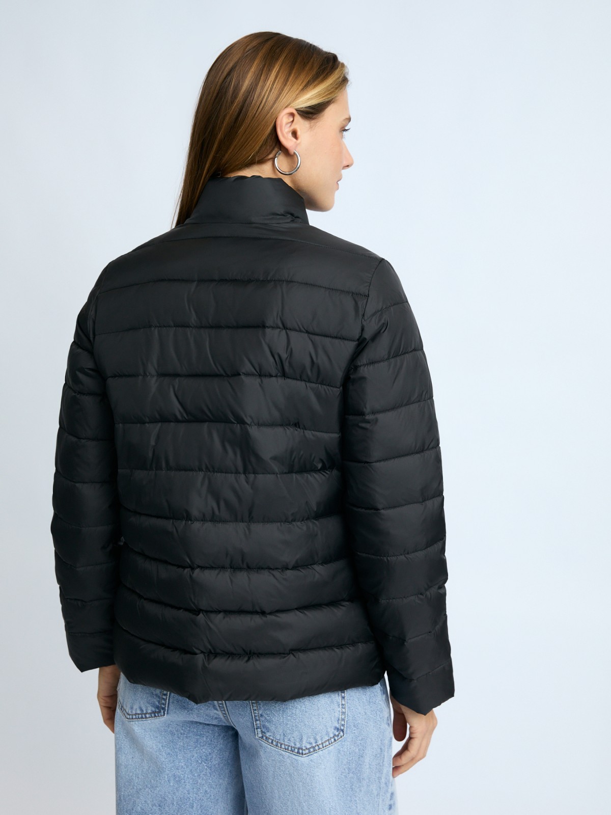 Утеплённая короткая куртка на молнии с воротником