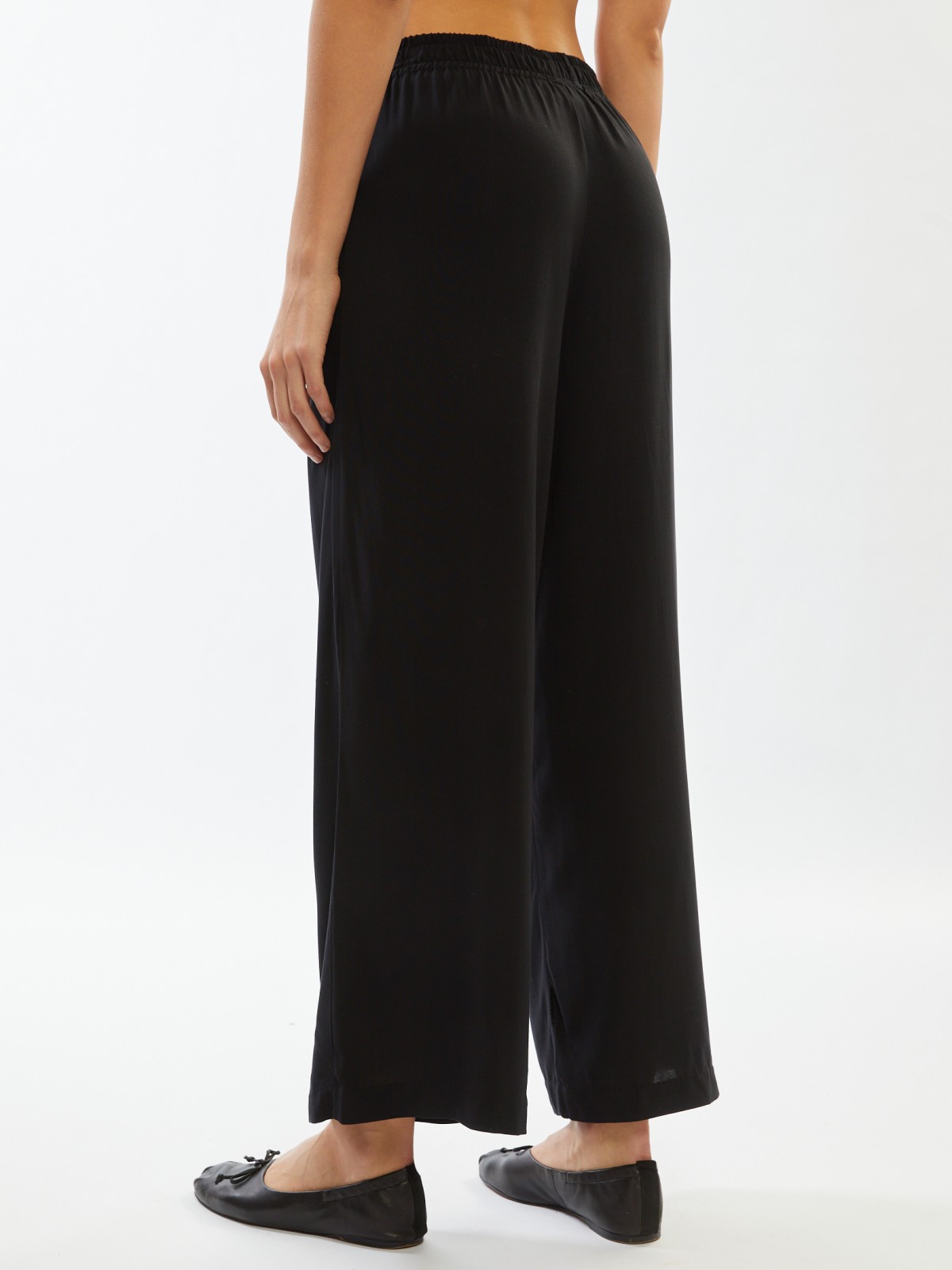 Широкие брюки из вискозы на резинке