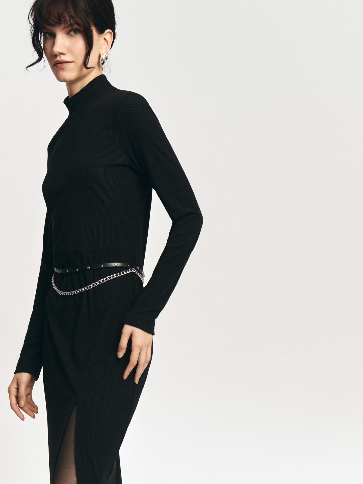 Платье-лапша с ремнём на талии и разрезом