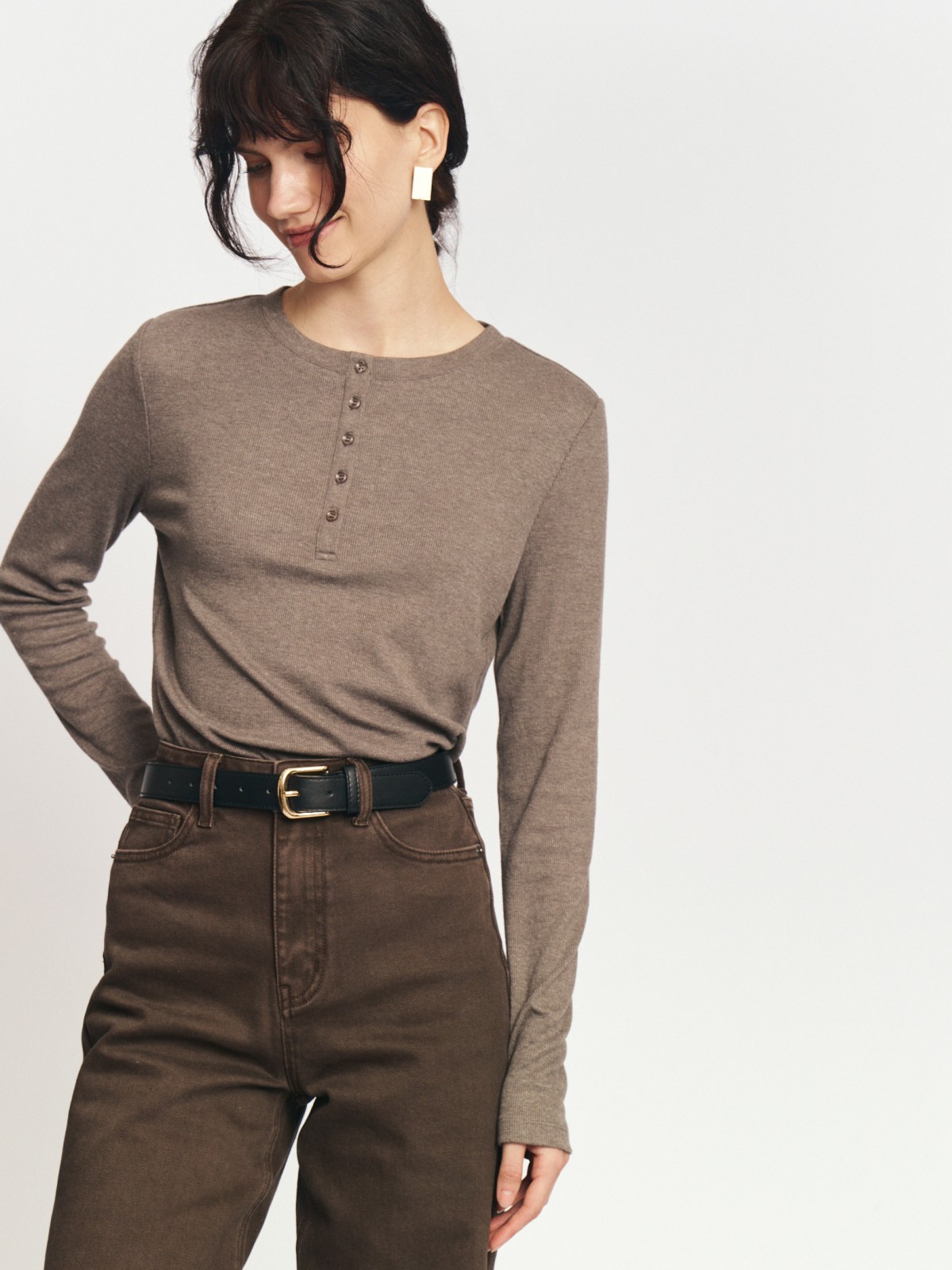 Трикотажный лонгслив хенли на пуговицах