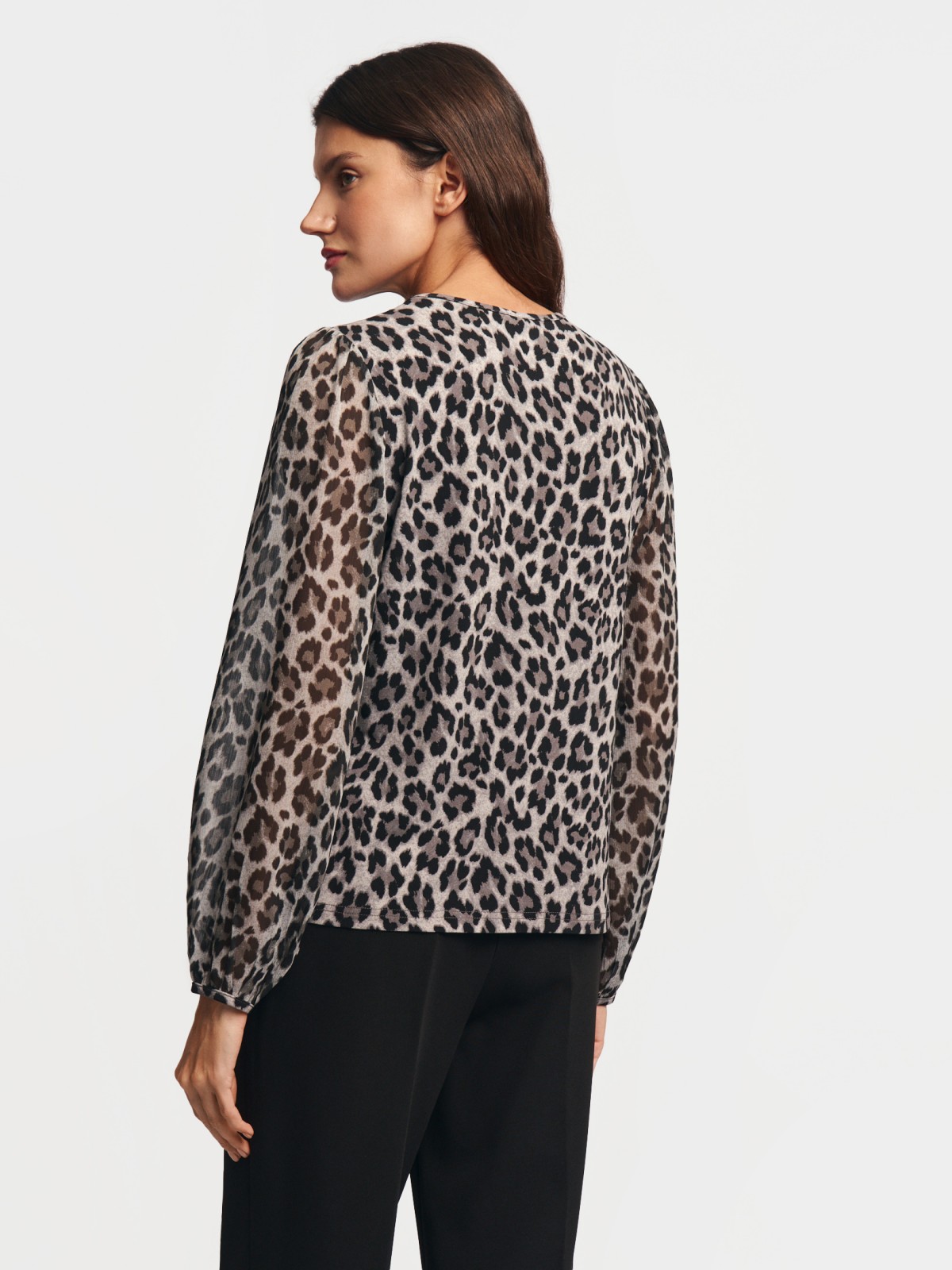 Леопардовая блузка с акцентом на рукавах