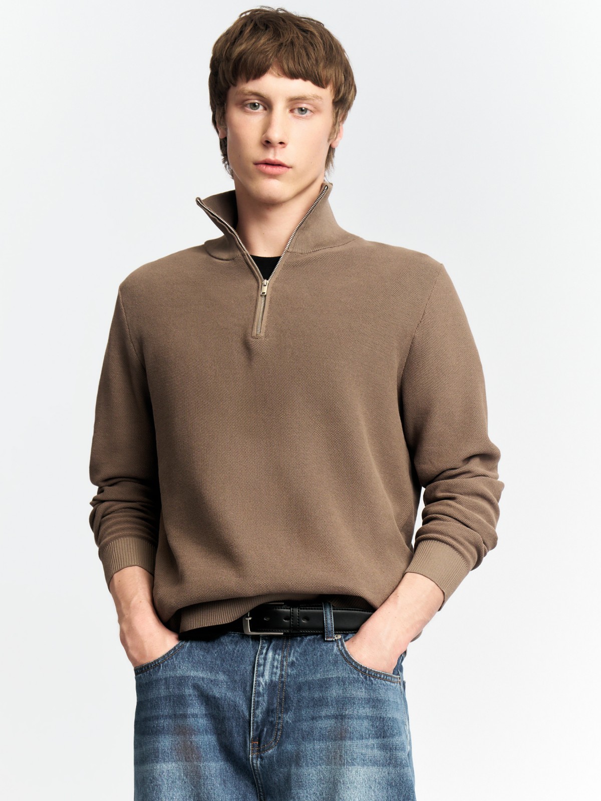 Тонкий трикотажный свитер с горлом на молнии