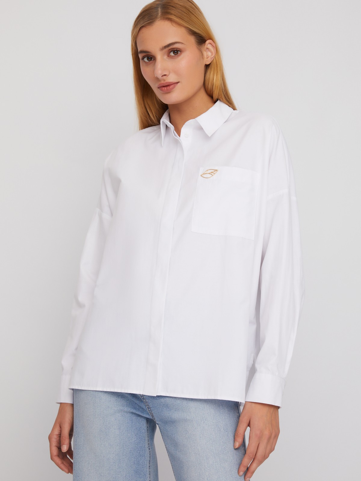 Рубашка оверсайз силуэта с металлическим значком-нашивкой zolla 02411117Y052, цвет белый, размер XXS - фото 4