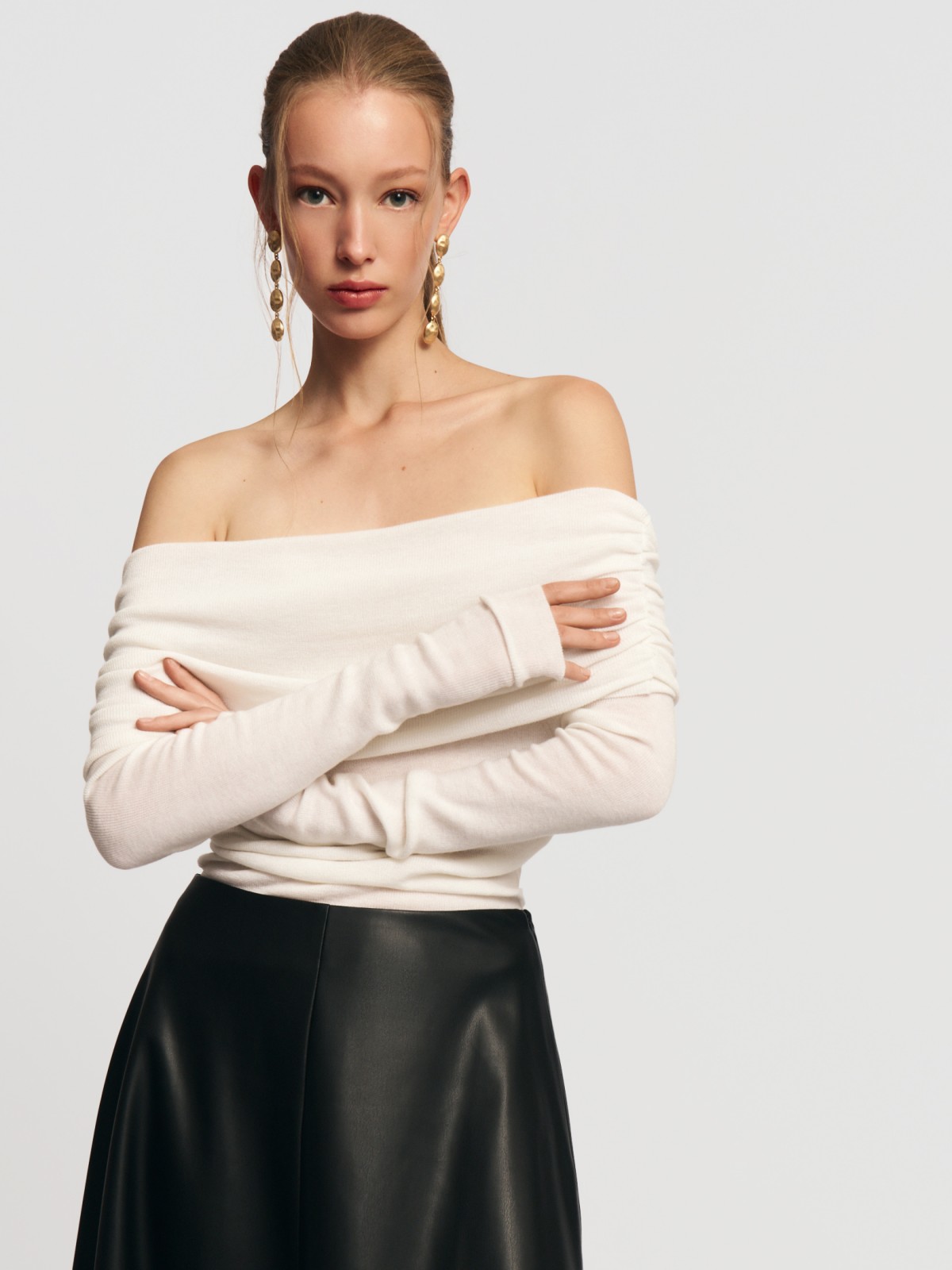 Трикотажный джемпер с открытыми плечами