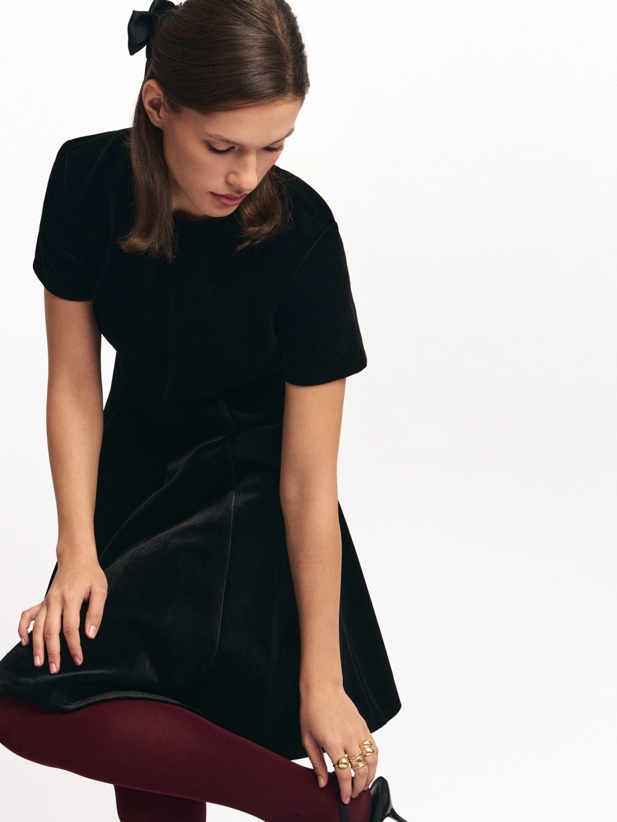 Бархатное платье мини с коротким рукавом