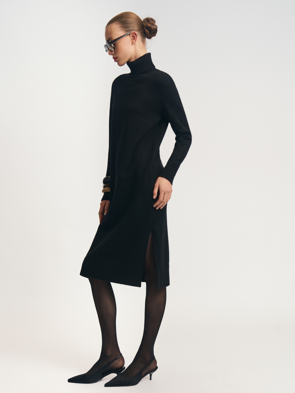 Вязаное платье-свитер с горлом