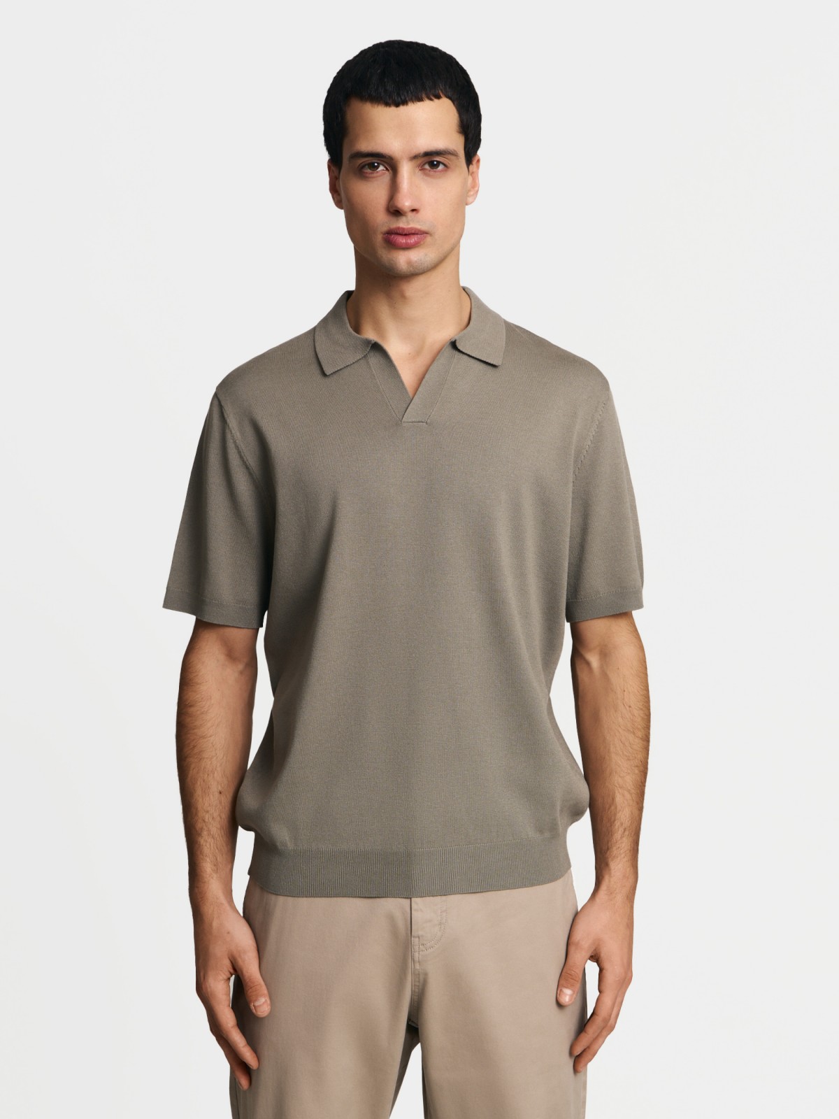 Тонкий трикотажный джемпер с воротником поло