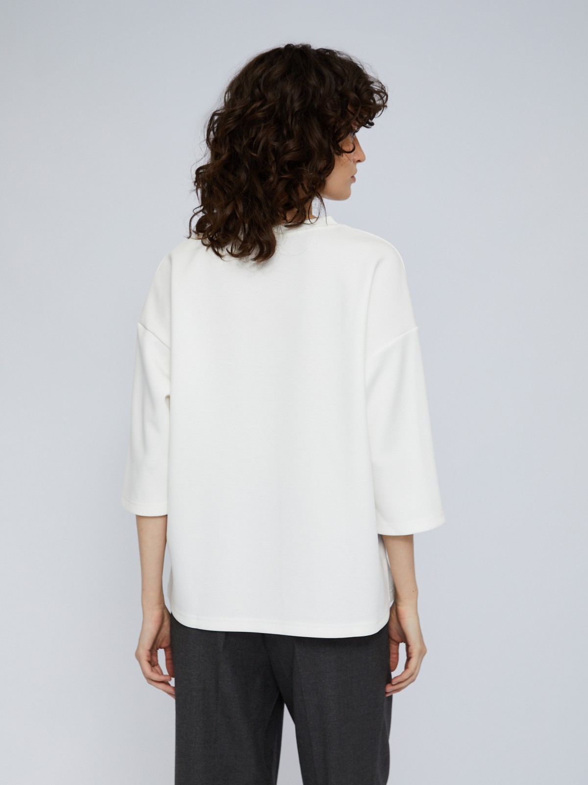 Свитшот оверсайз силуэта с укороченными рукавами и принтом