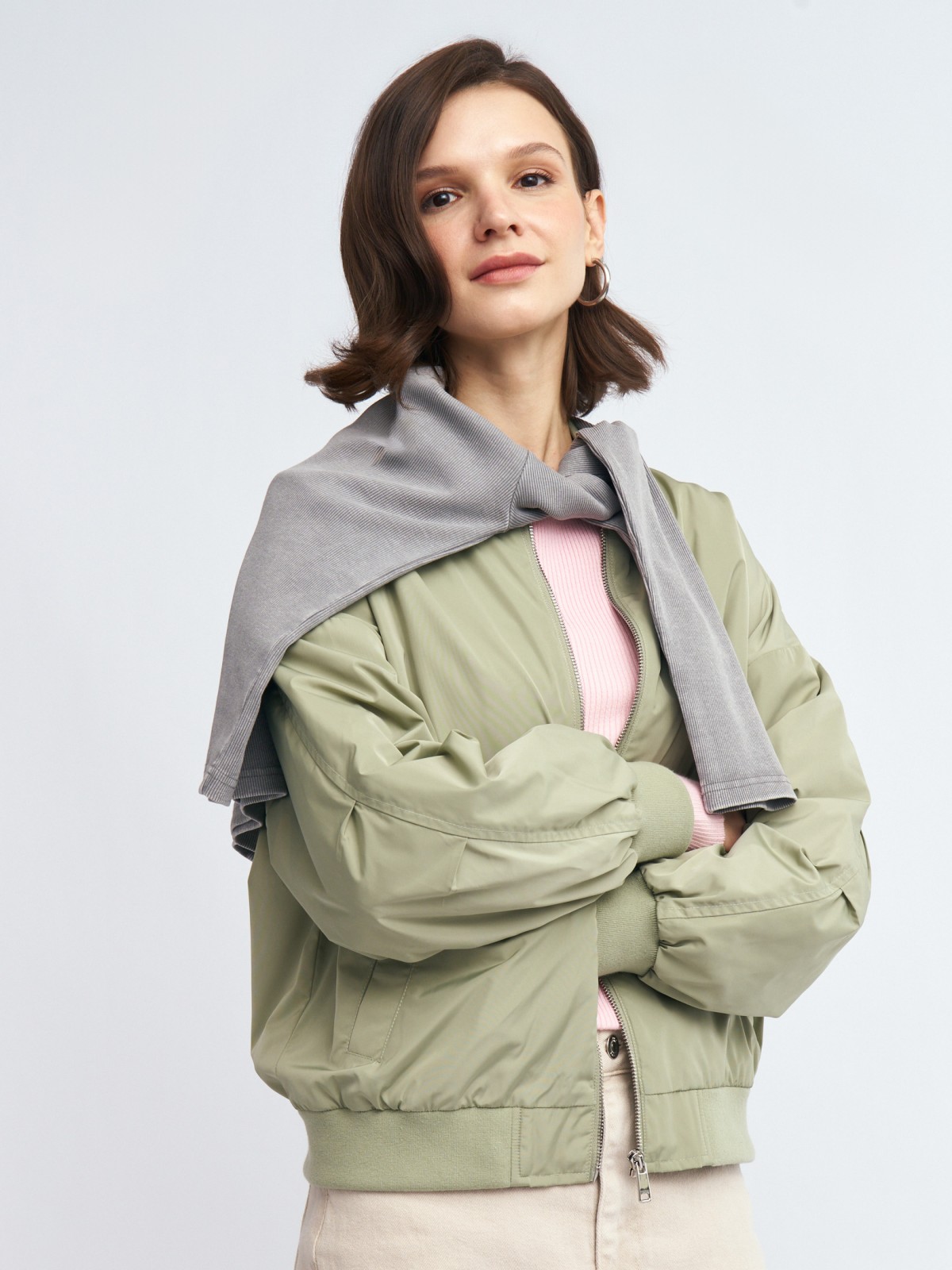 Короткая куртка-бомбер без утеплителя