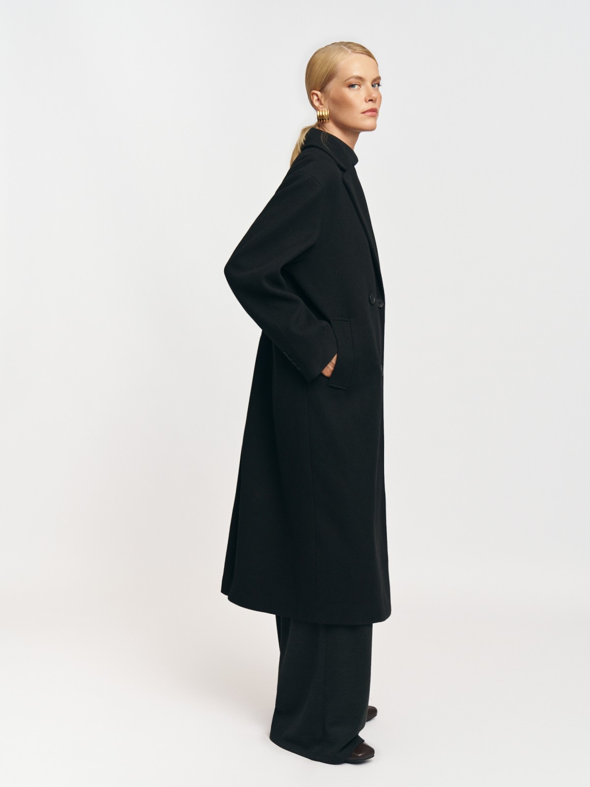 Тёплое двубортное оверсайз пальто