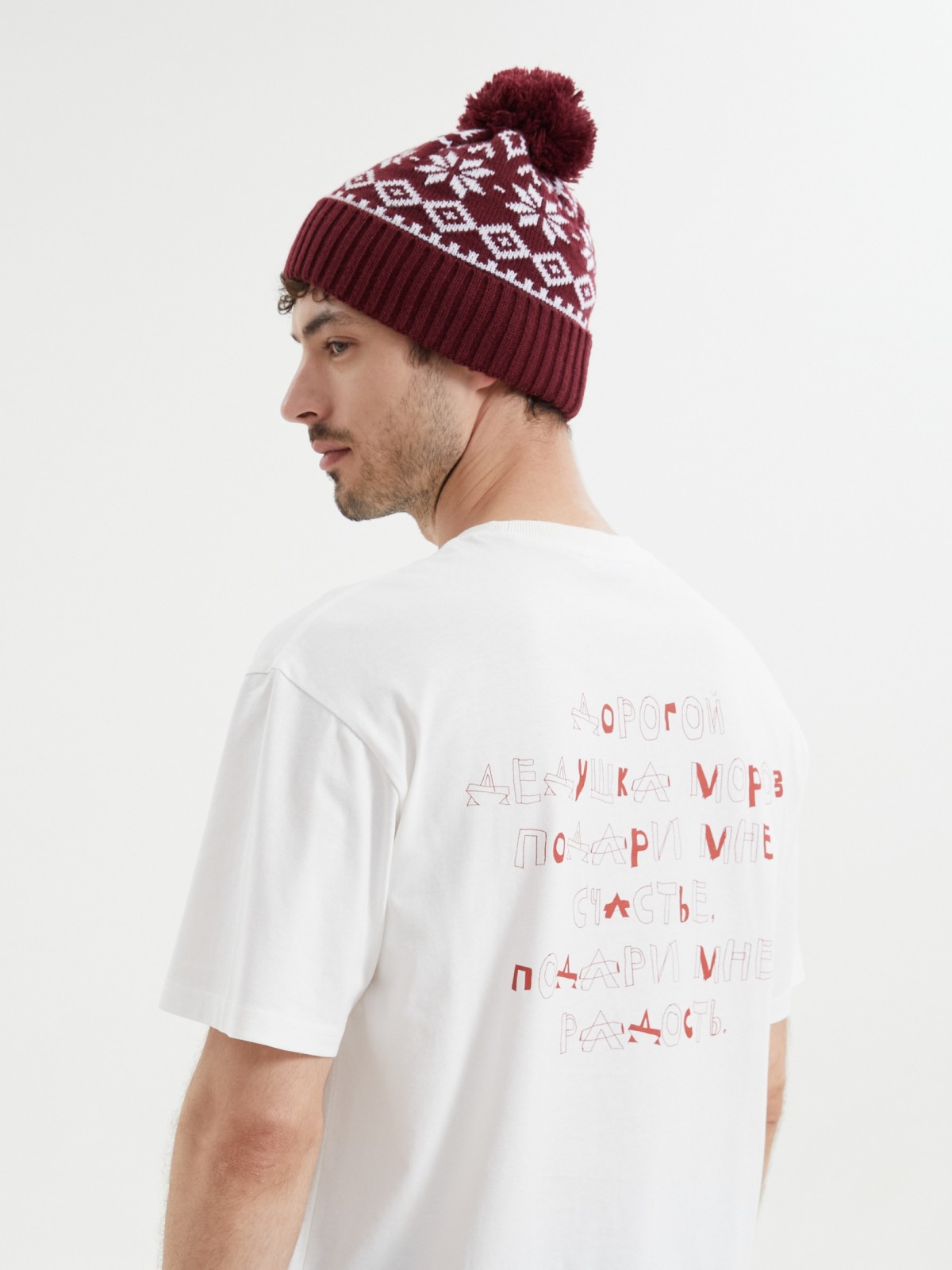 Вязаная шапка с узором и помпоном