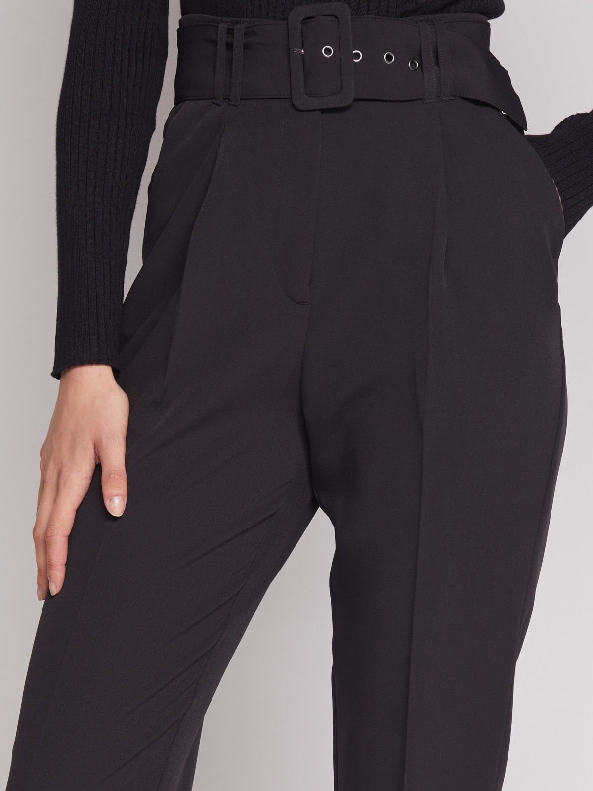 Брюки фасона Carrot с ремнём