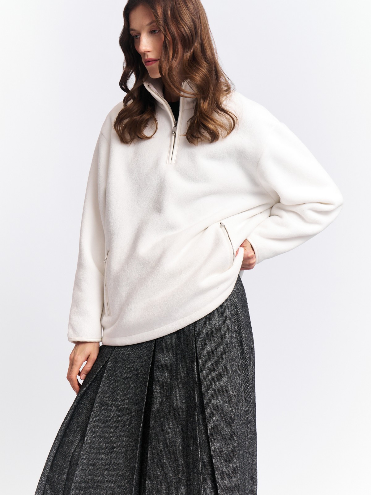 Свитшот из экомеха с воротником-стойкой на молнии