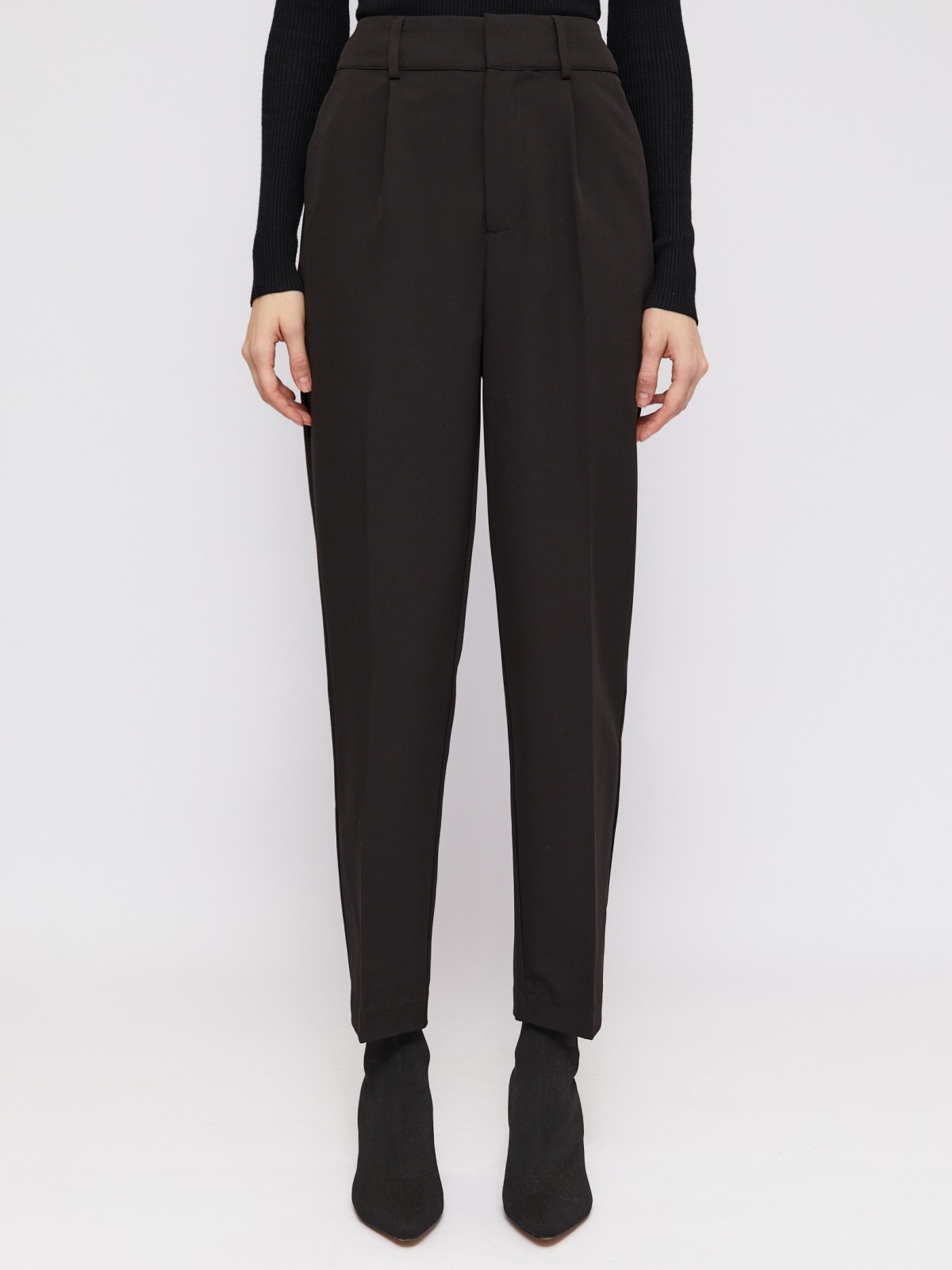 Брюки фасона Carrot с защипами