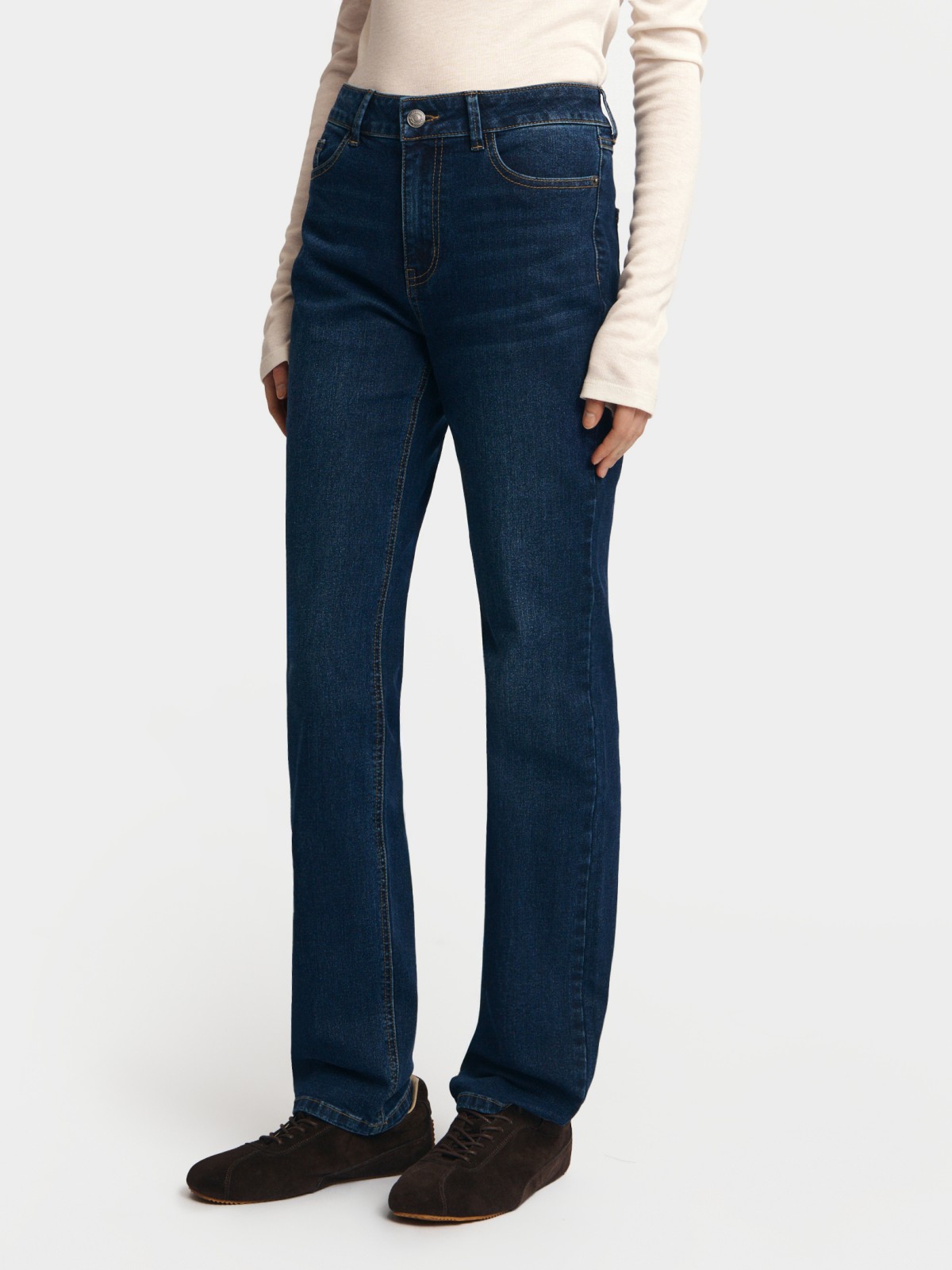 Джинсы прямого силуэта со средней посадкой