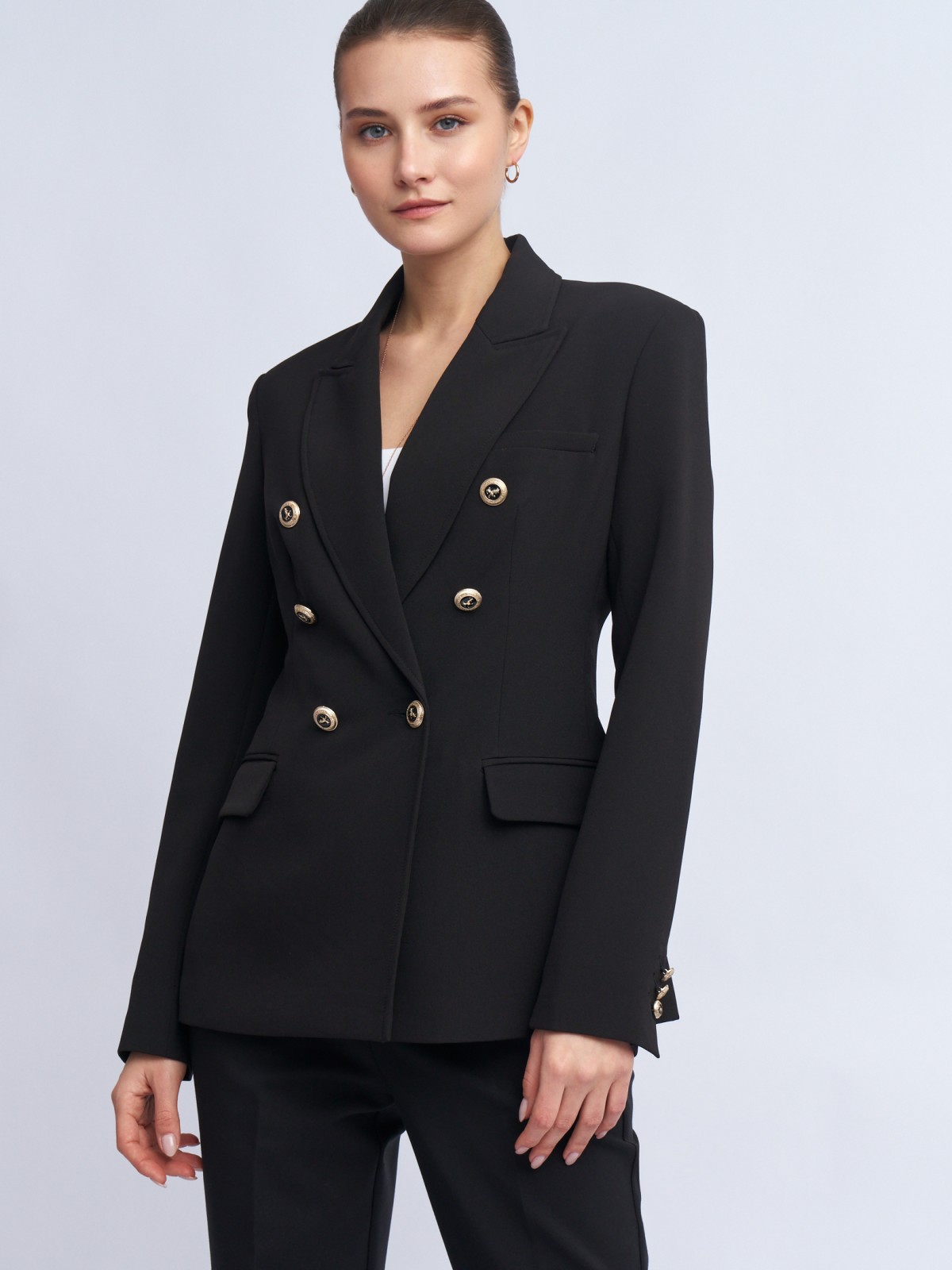 Двубортный приталенный жакет с подплечниками