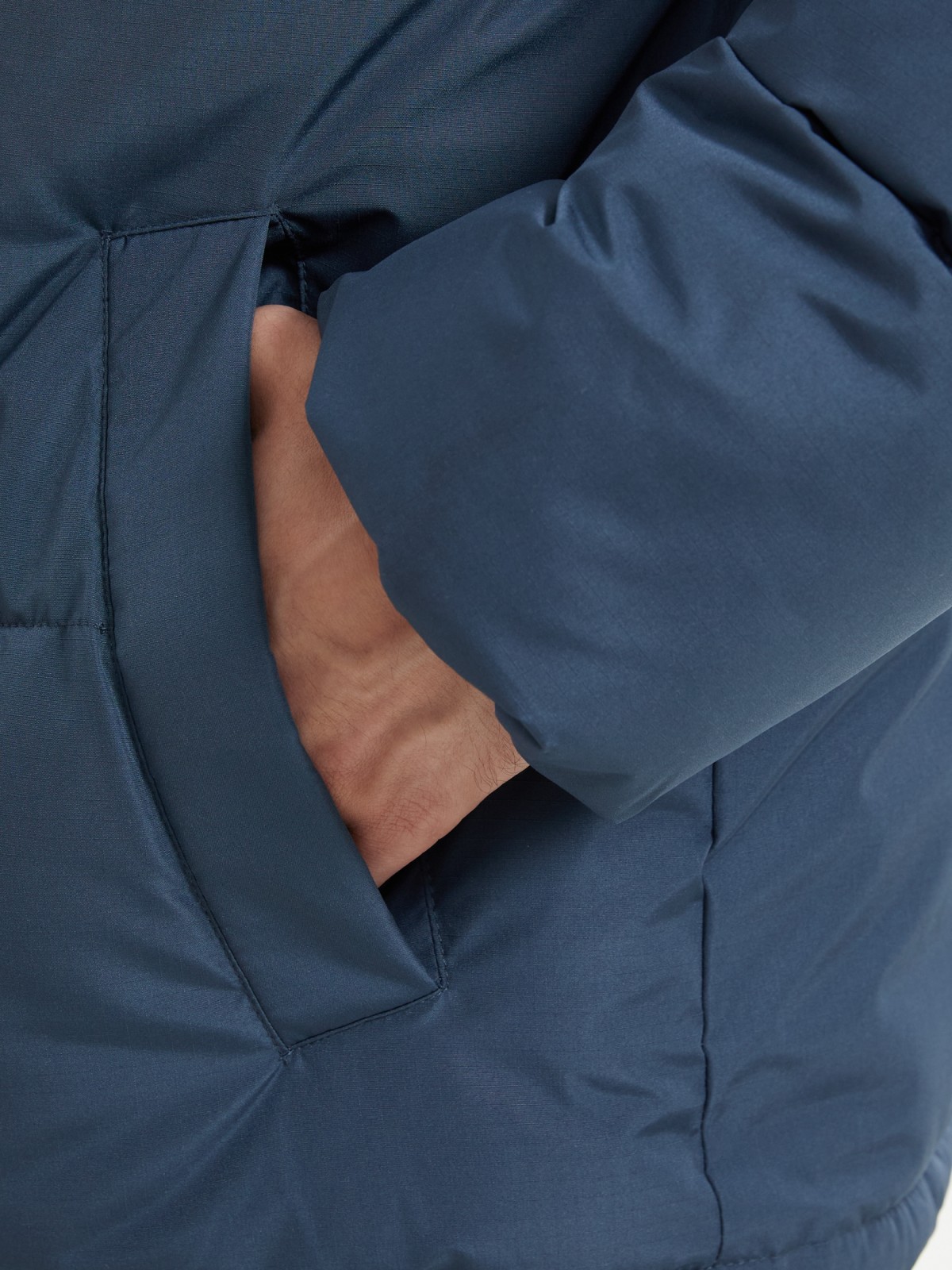 Тёплая куртка на молнии с капюшоном