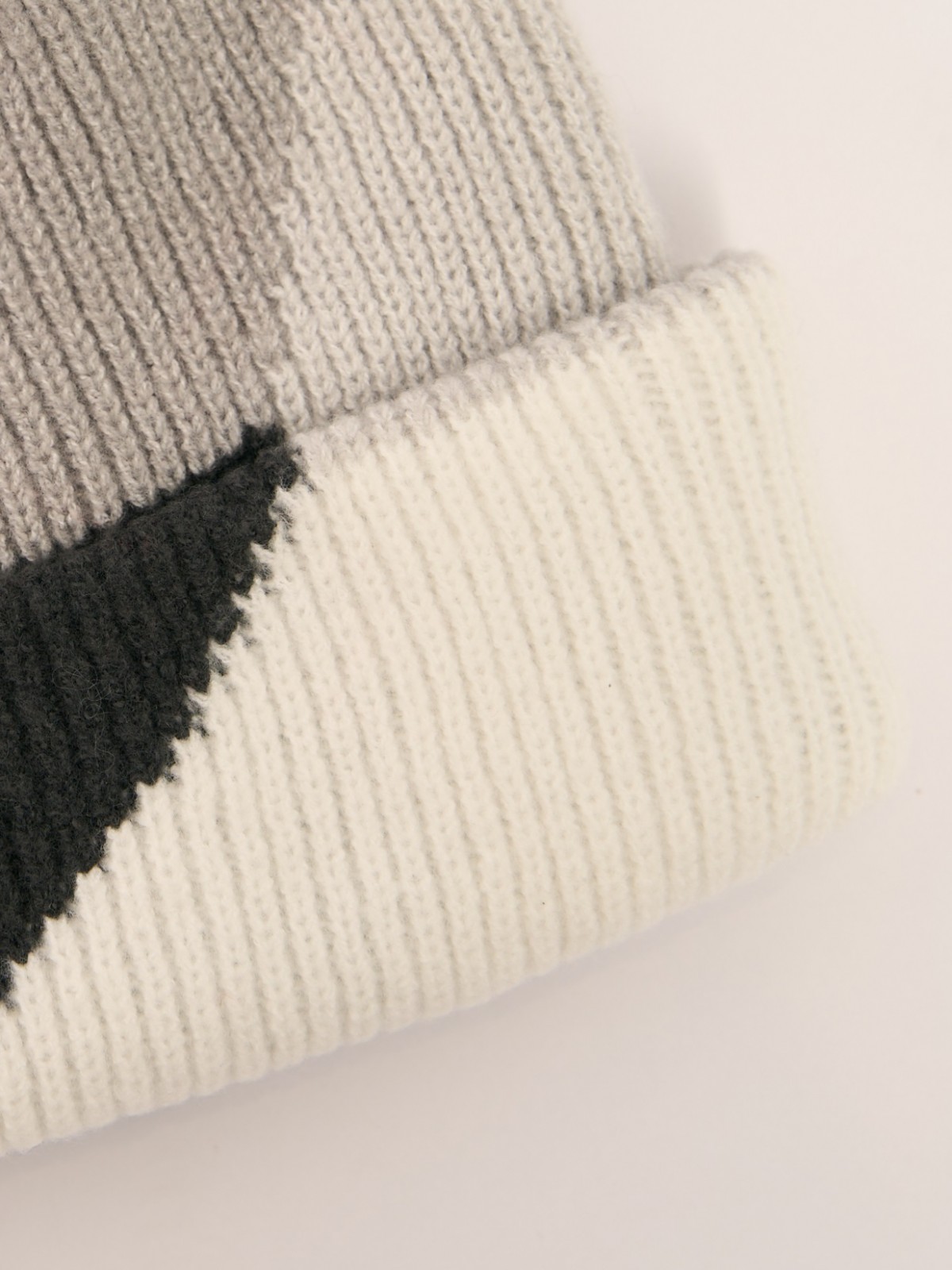 Тёплая вязаная шапка-бини из шерсти с отворотом