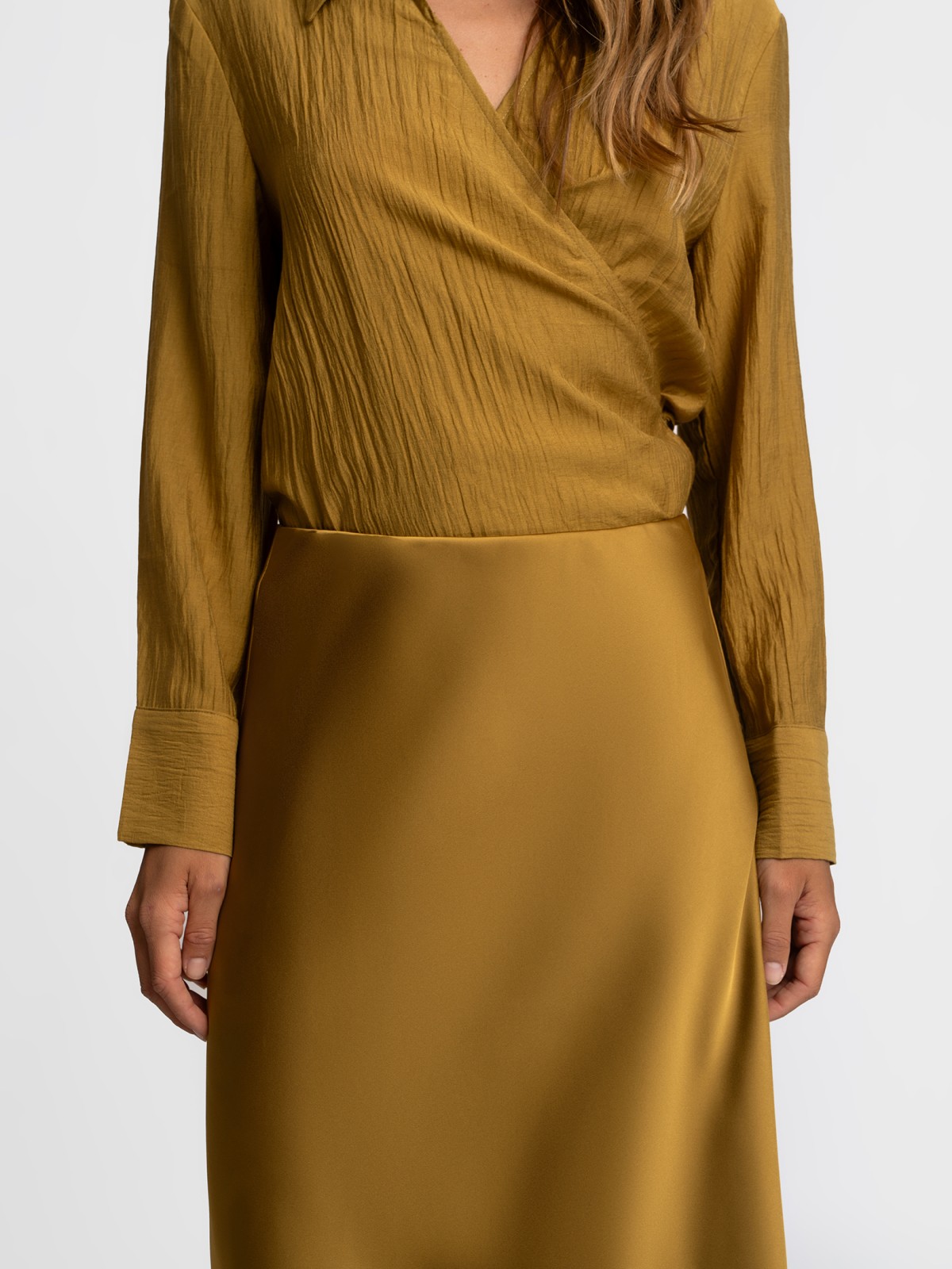 Атласная юбка миди с кружевом