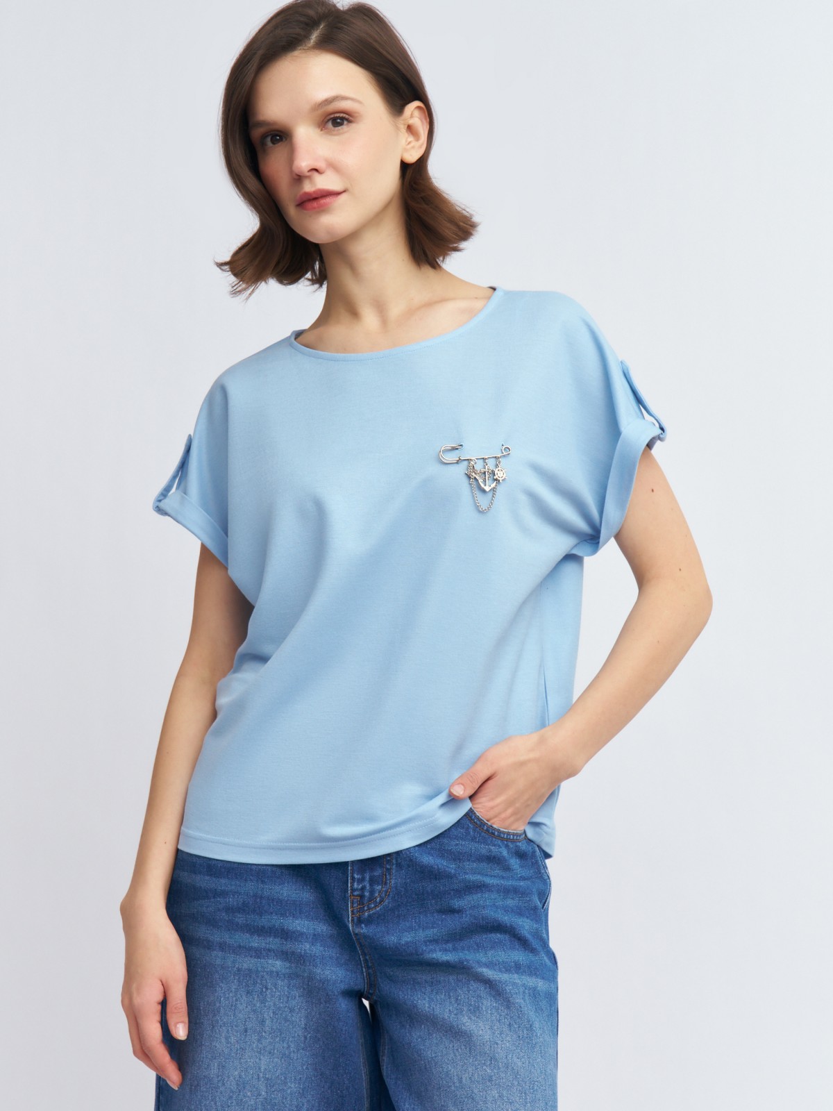 Блузка-футболка с коротким рукавом и брошью