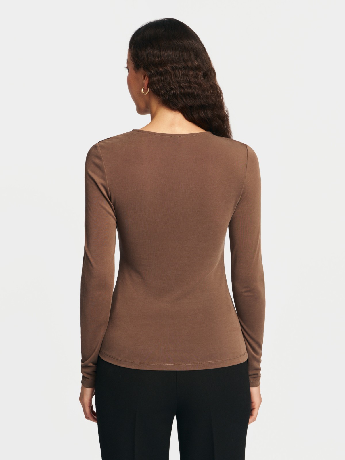 Лонгслив с акцентным вырезом