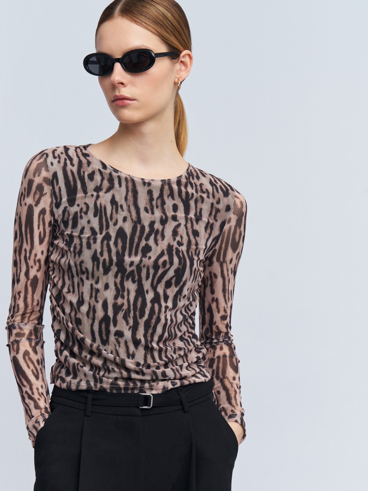 Лонгслив из сетки с драпировкой и принтом