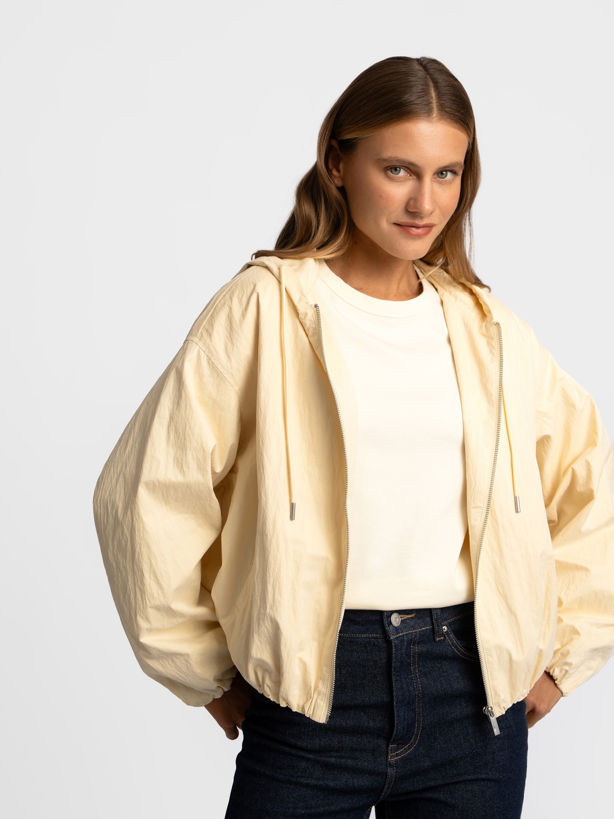 Куртка-ветровка с капюшоном без утеплителя