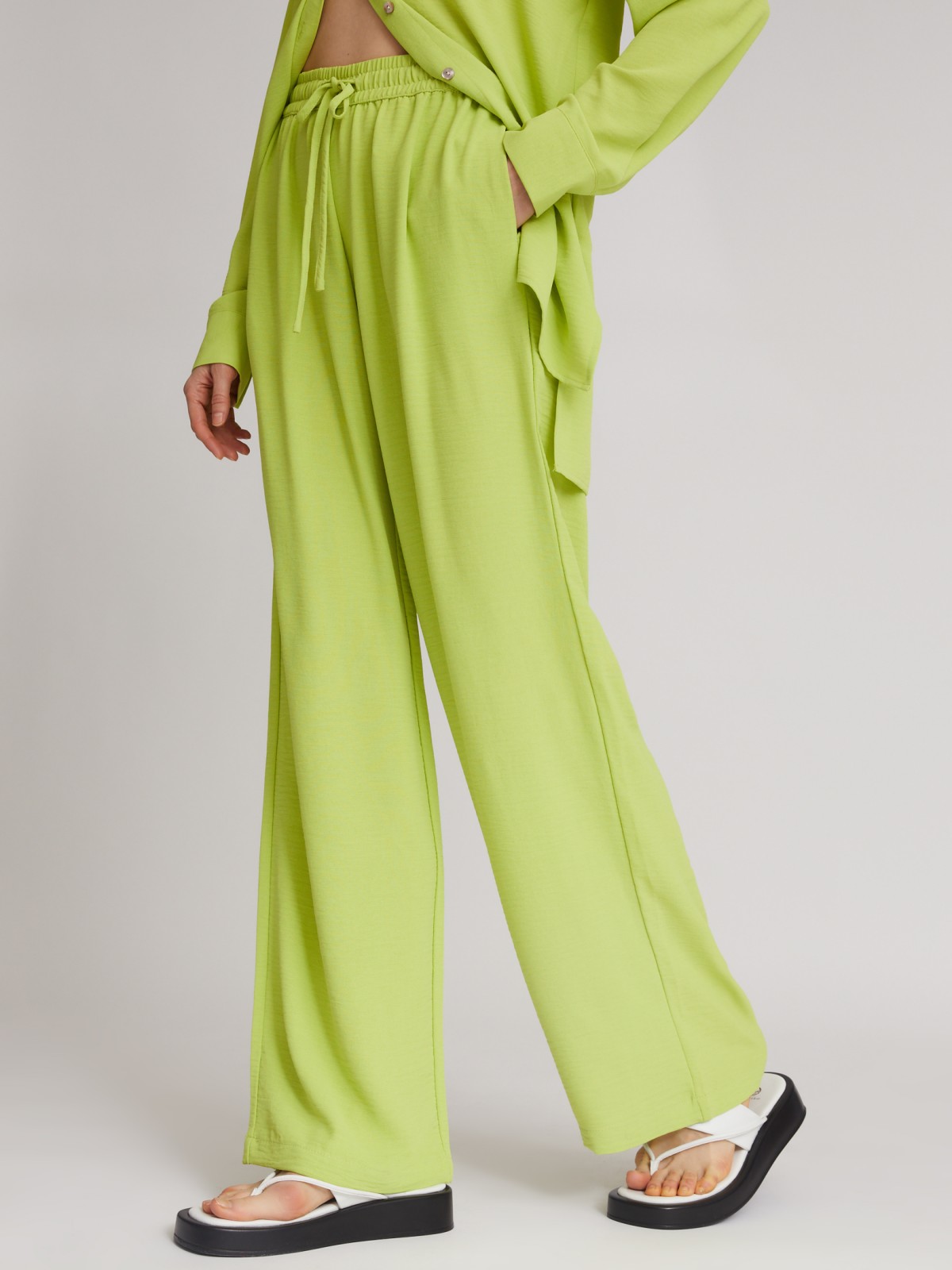 Брюки на резинке прямого силуэта