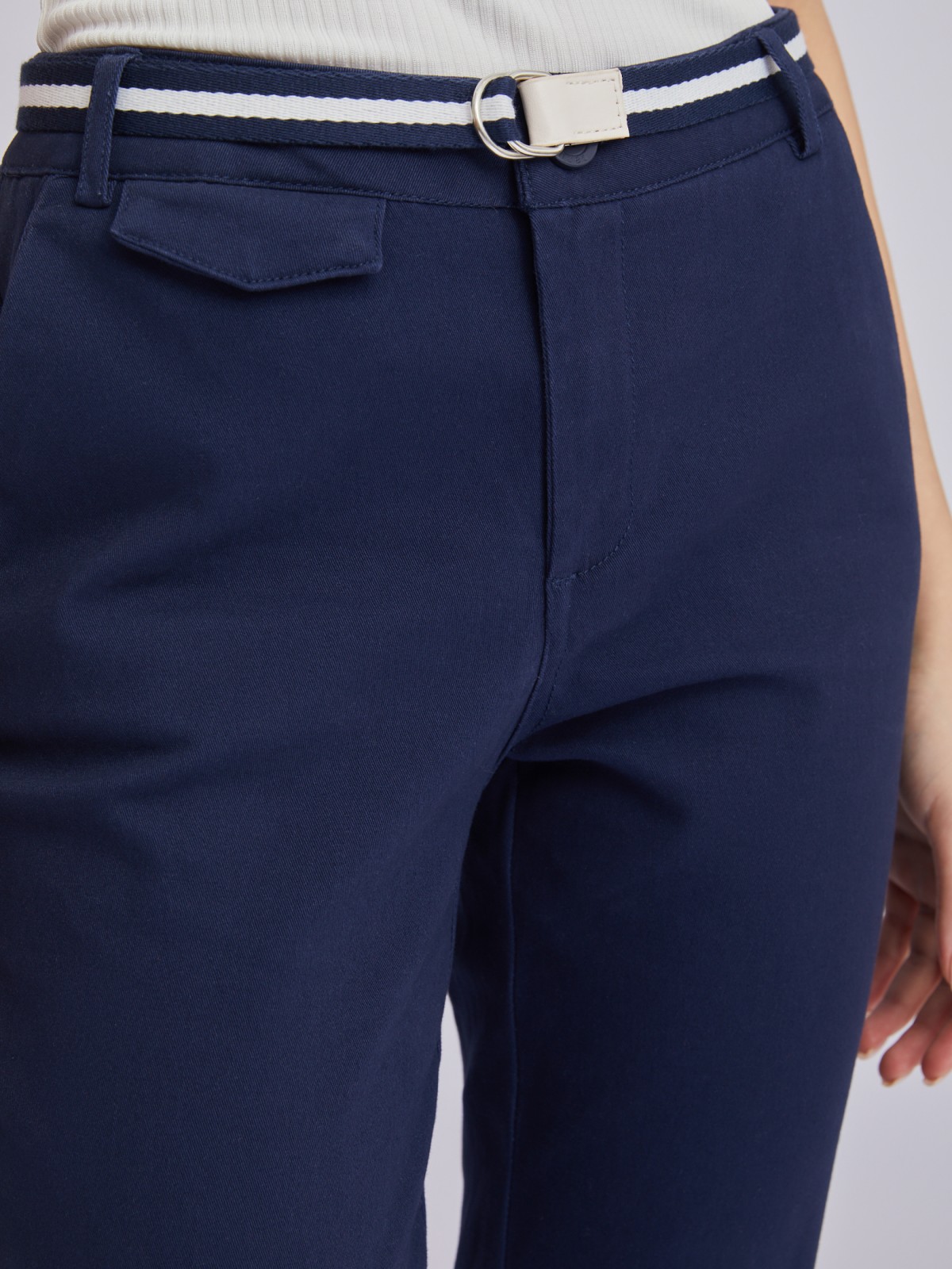 Укороченные брюки-чинос с ремнём